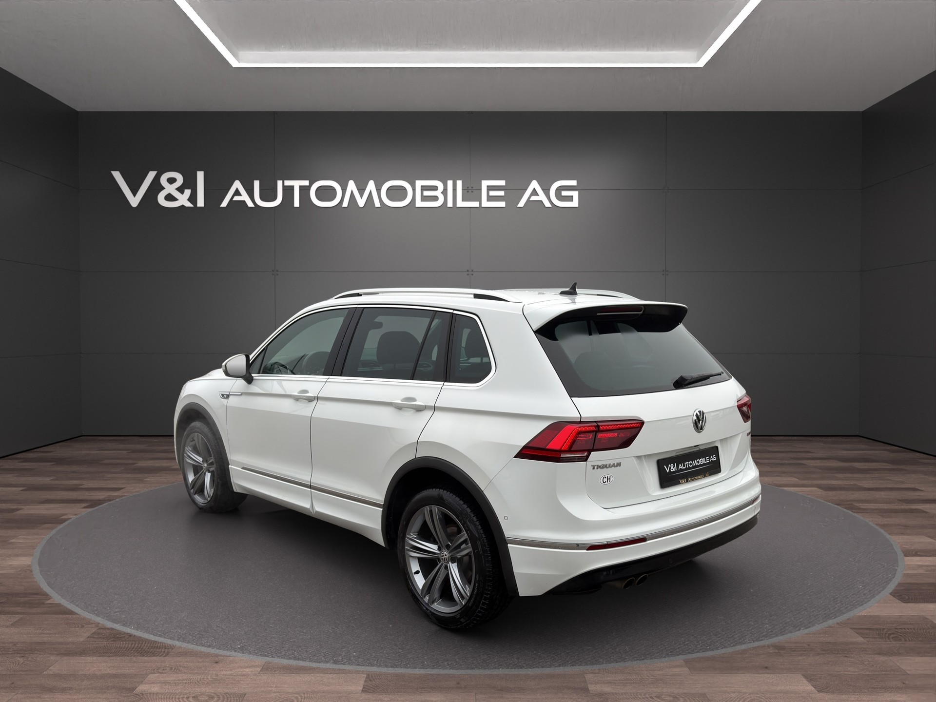 VW Tiguan 2.0TSI R-Line Highline 4Motion DSG-image-3