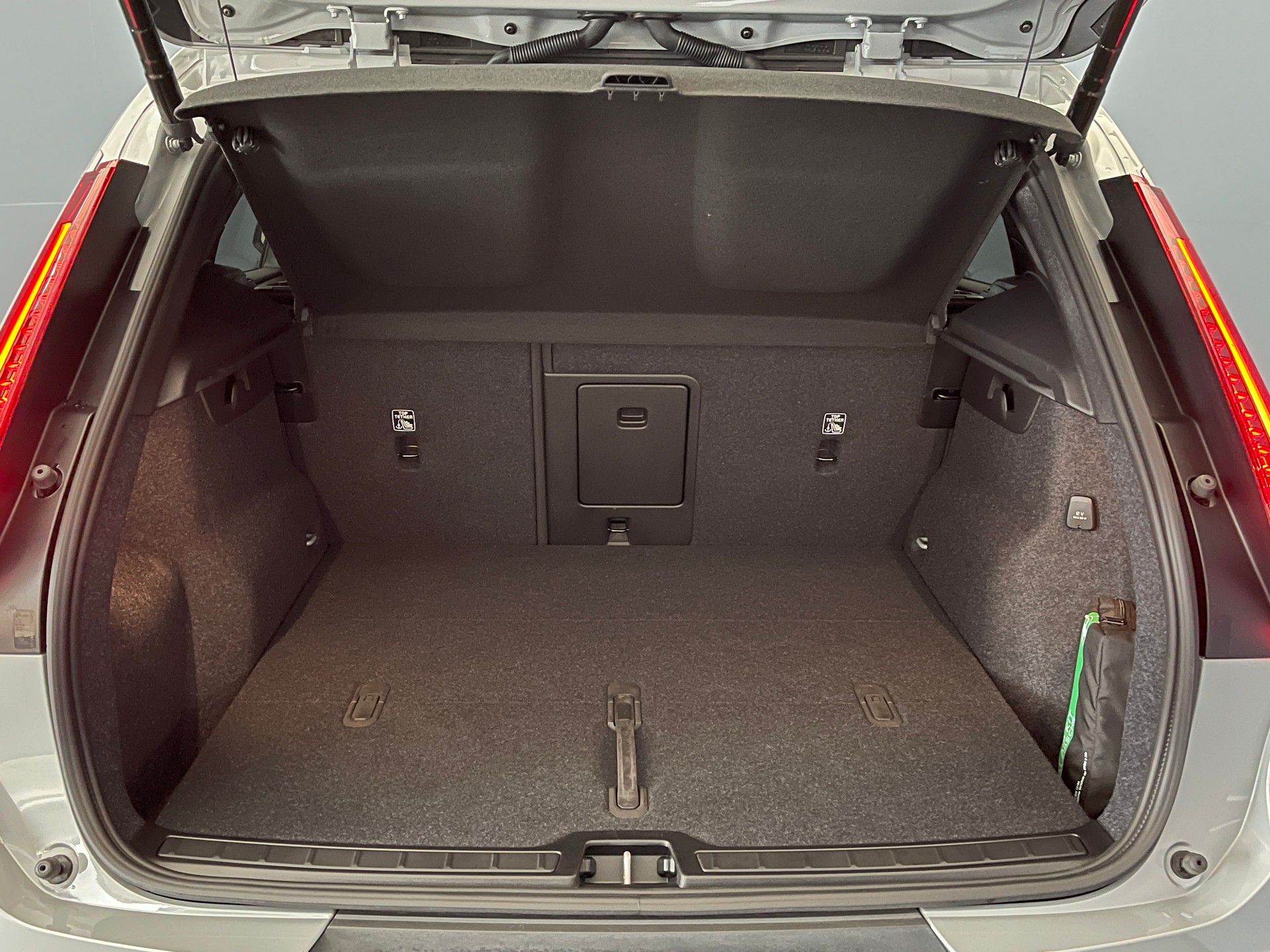 VOLVO XC40 2.0 B3 MH Plus Dark-image-14