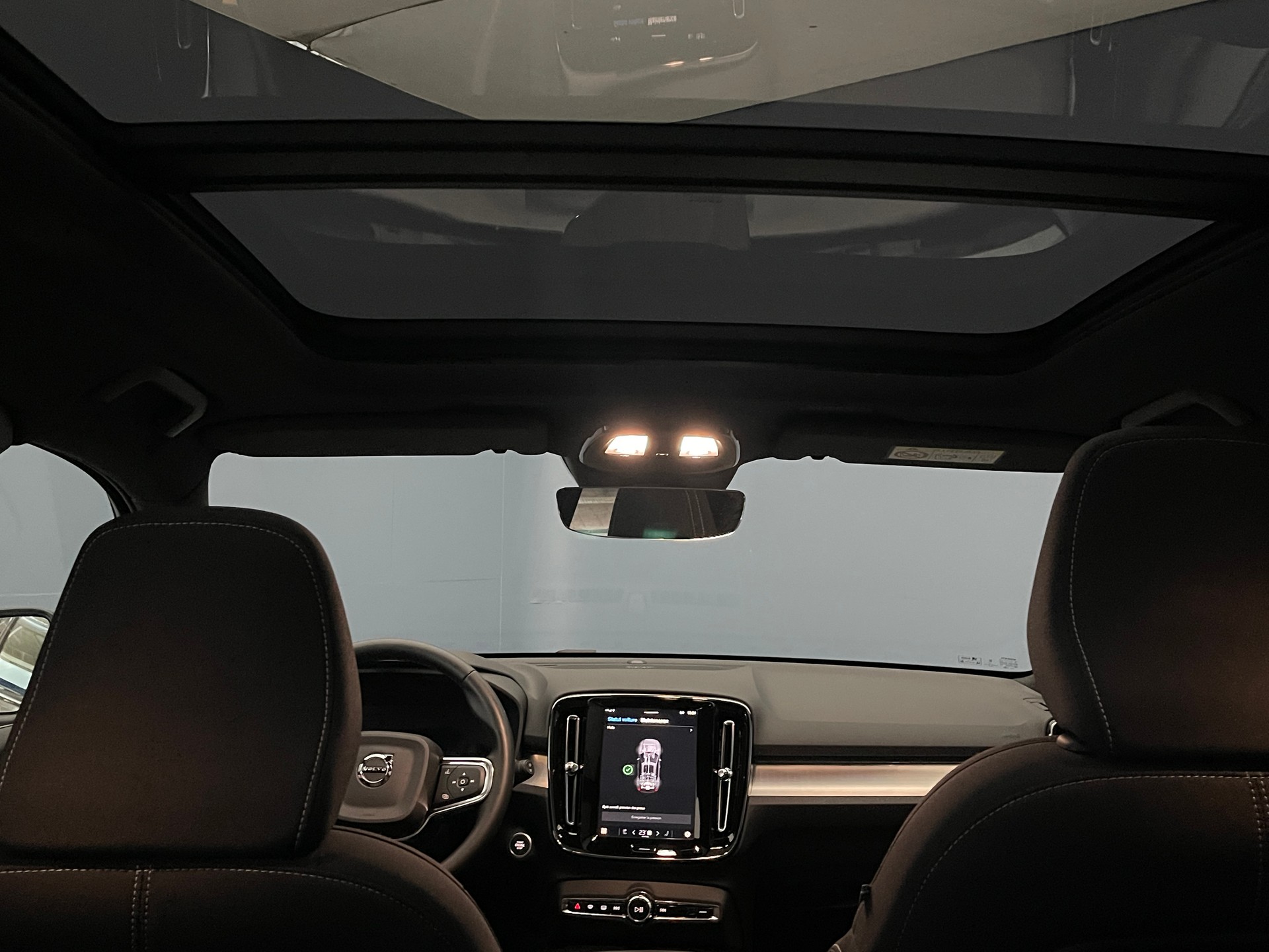 VOLVO XC40 2.0 B3 MH Plus Dark-image-12