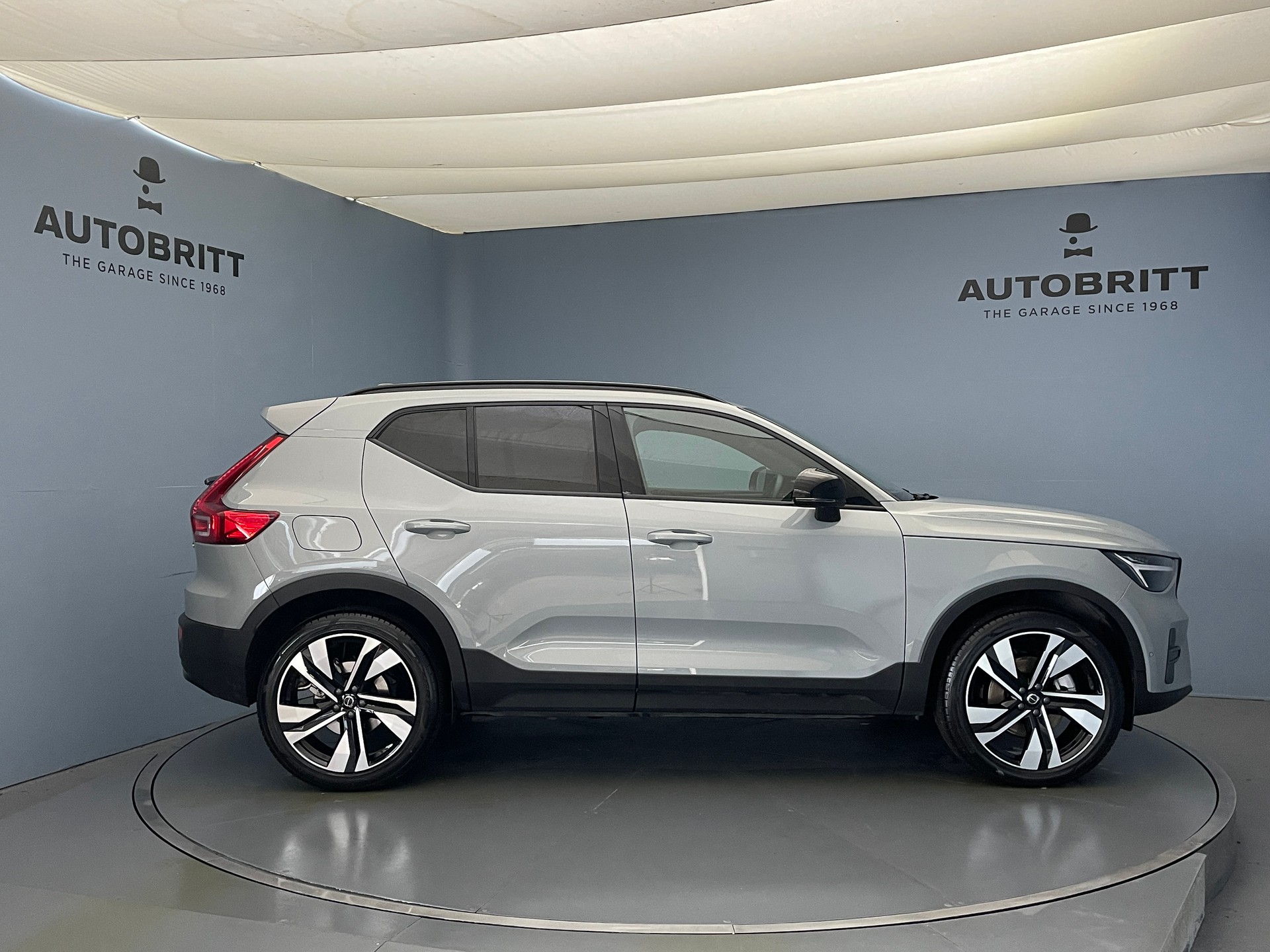 VOLVO XC40 2.0 B3 MH Plus Dark-image-3