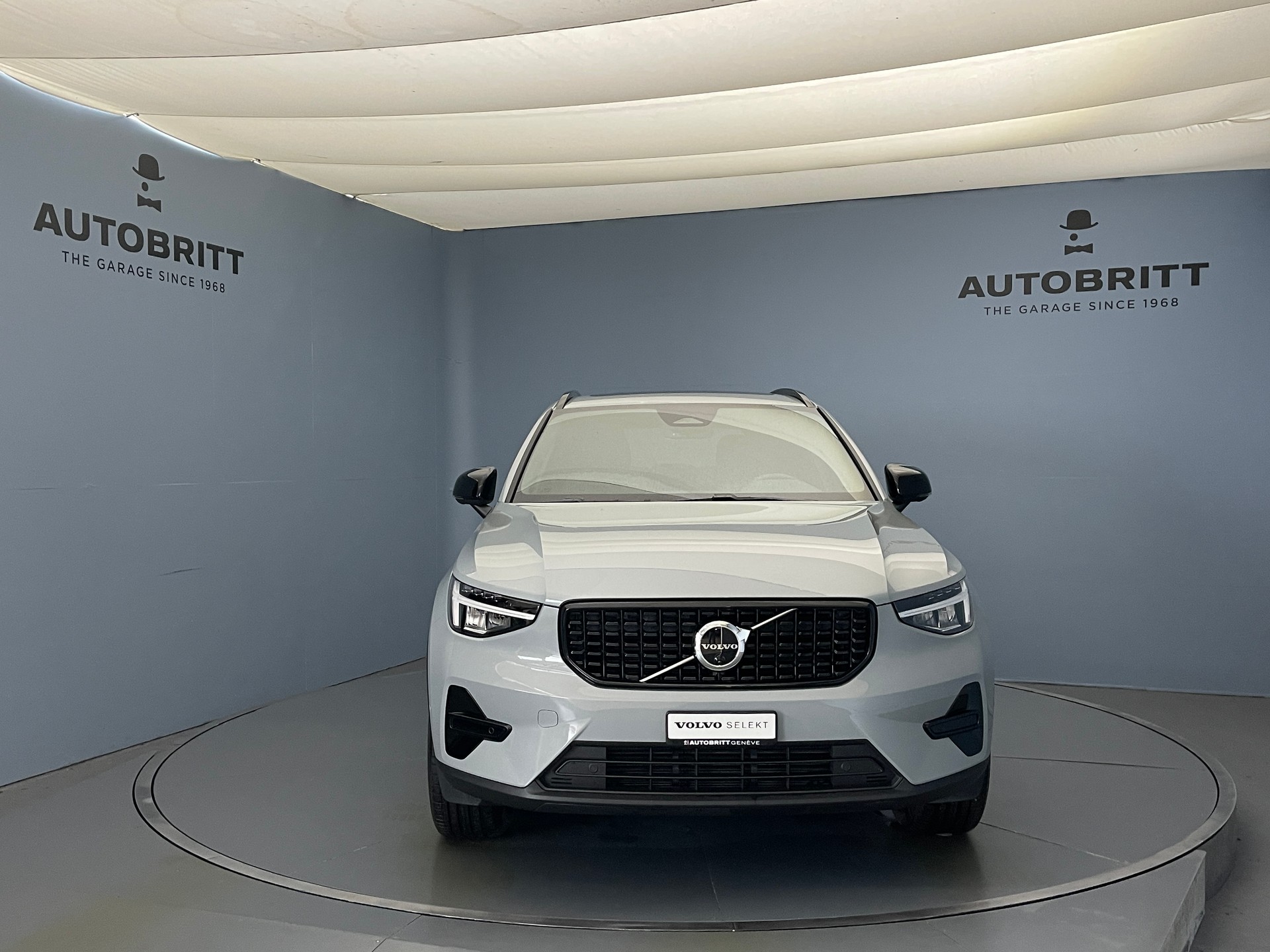 VOLVO XC40 2.0 B3 MH Plus Dark-image-1