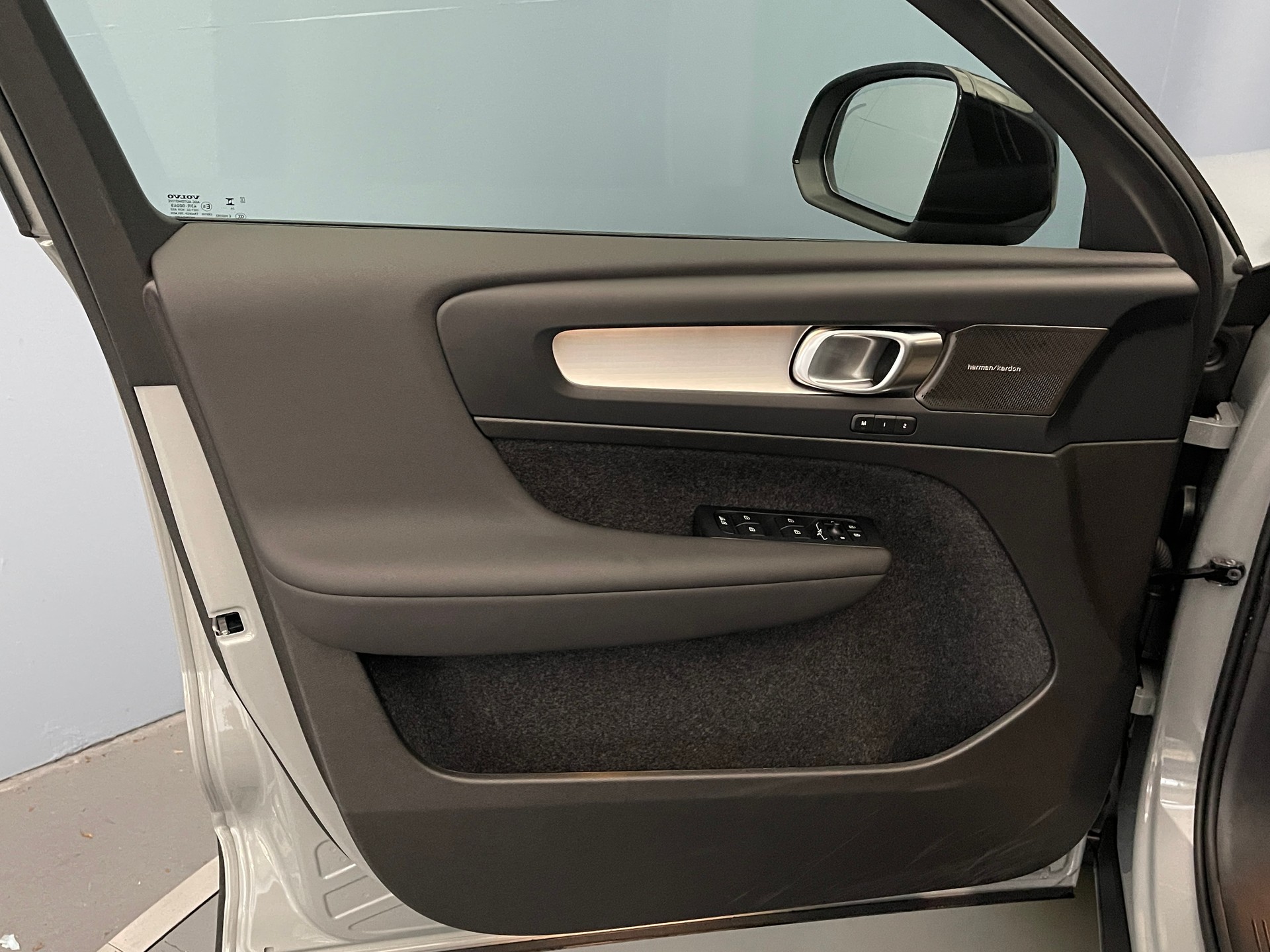 VOLVO XC40 2.0 B3 MH Plus Dark-image-7