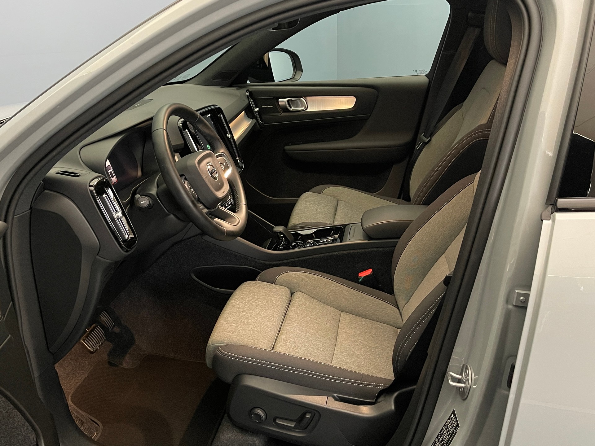 VOLVO XC40 2.0 B3 MH Plus Dark-image-10