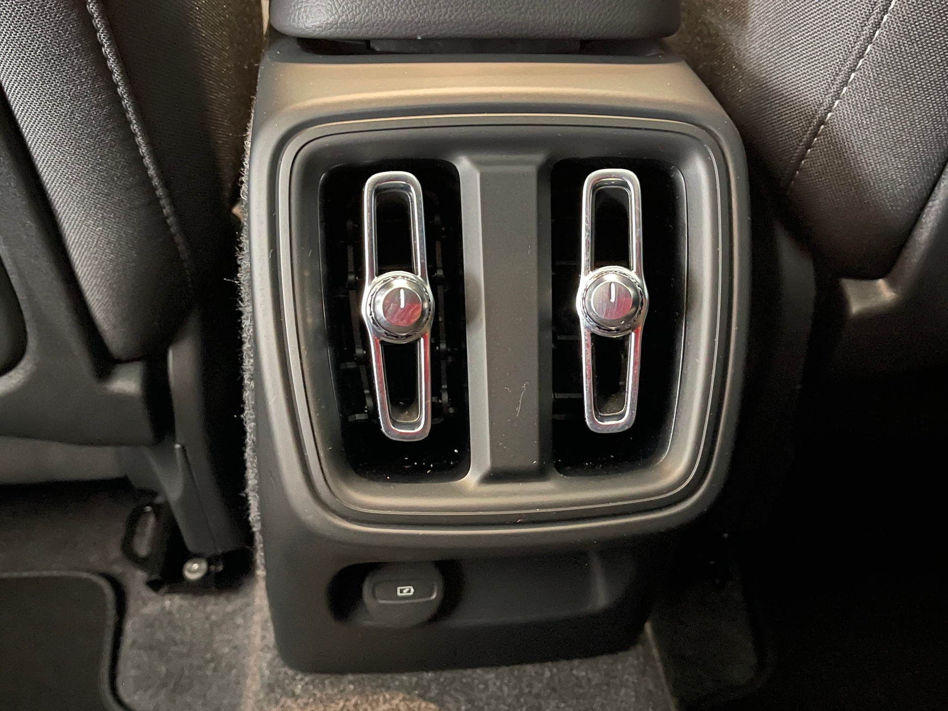 VOLVO XC40 2.0 B3 MH Plus Dark-image-9