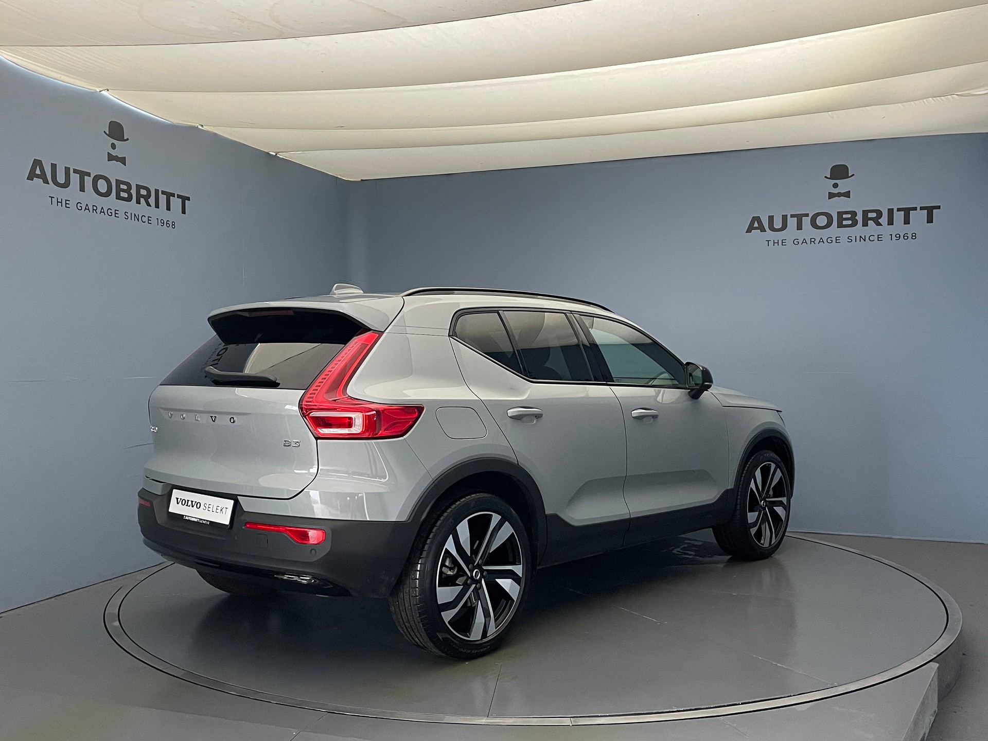 VOLVO XC40 2.0 B3 MH Plus Dark-image-4
