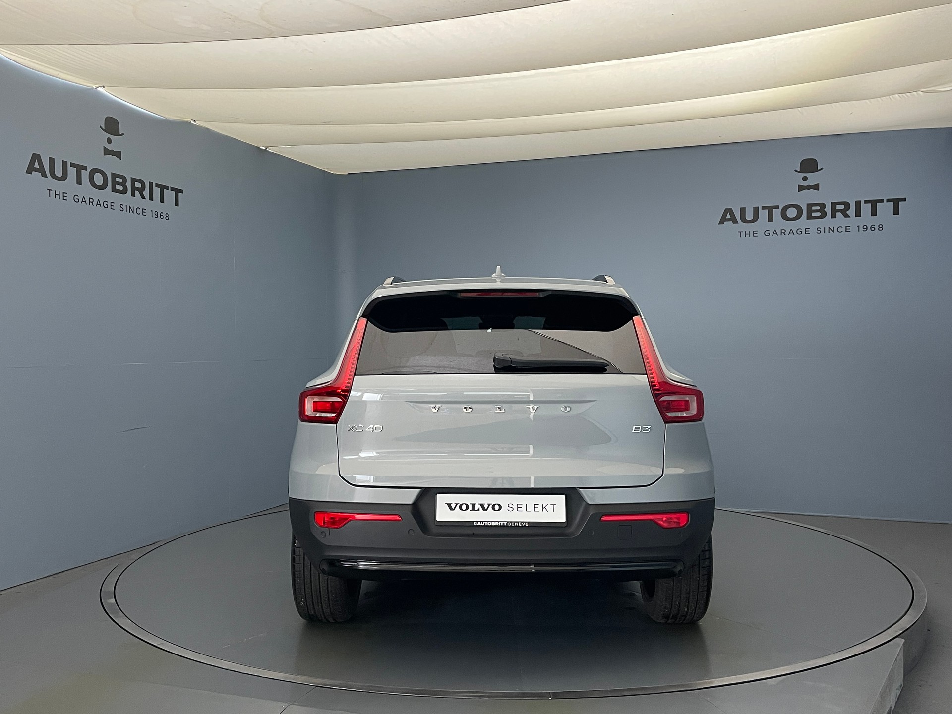 VOLVO XC40 2.0 B3 MH Plus Dark-image-2