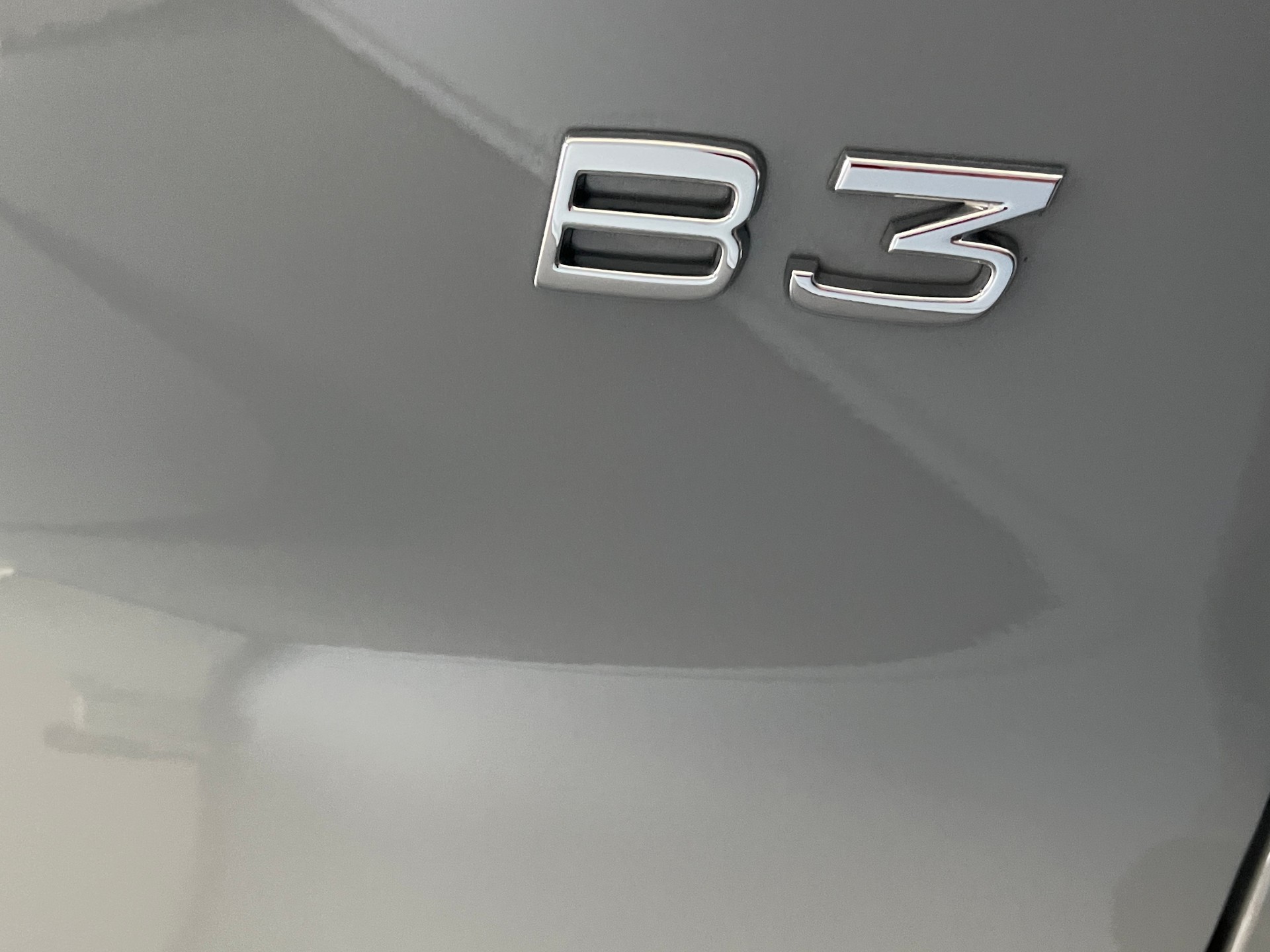 VOLVO XC40 2.0 B3 MH Plus Dark-image-6