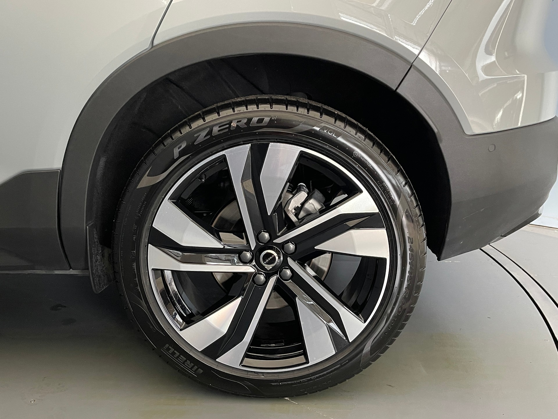VOLVO XC40 2.0 B3 MH Plus Dark-image-5
