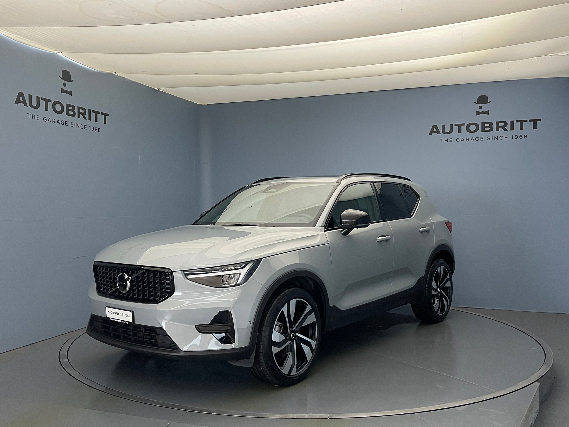 VOLVO XC40 2.0 B3 MH Plus Dark-image-0