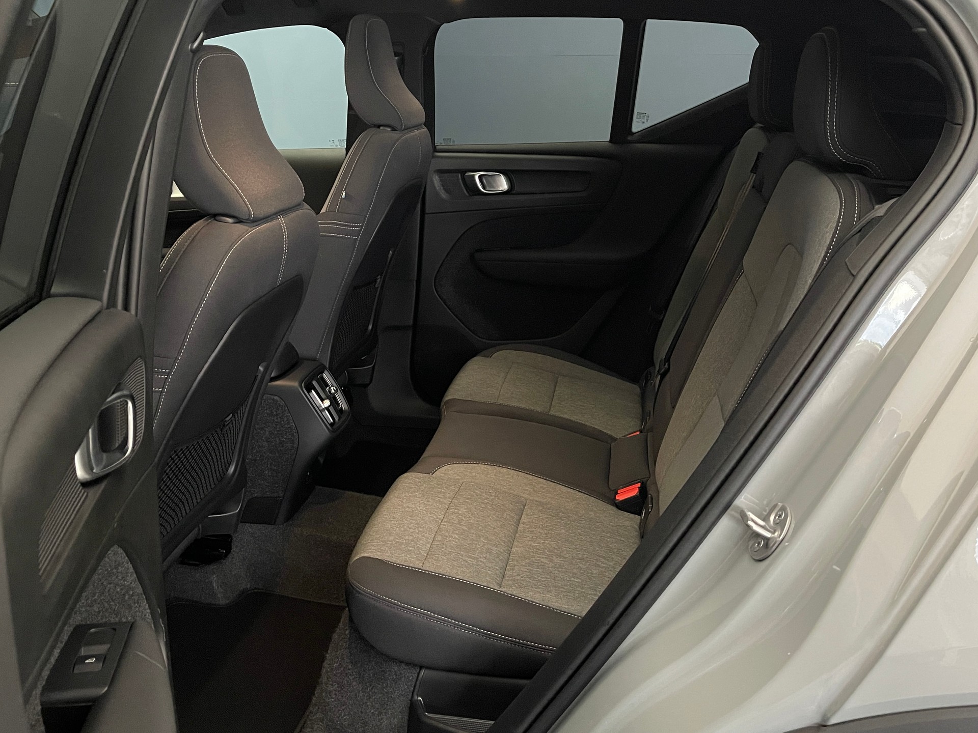 VOLVO XC40 2.0 B3 MH Plus Dark-image-8