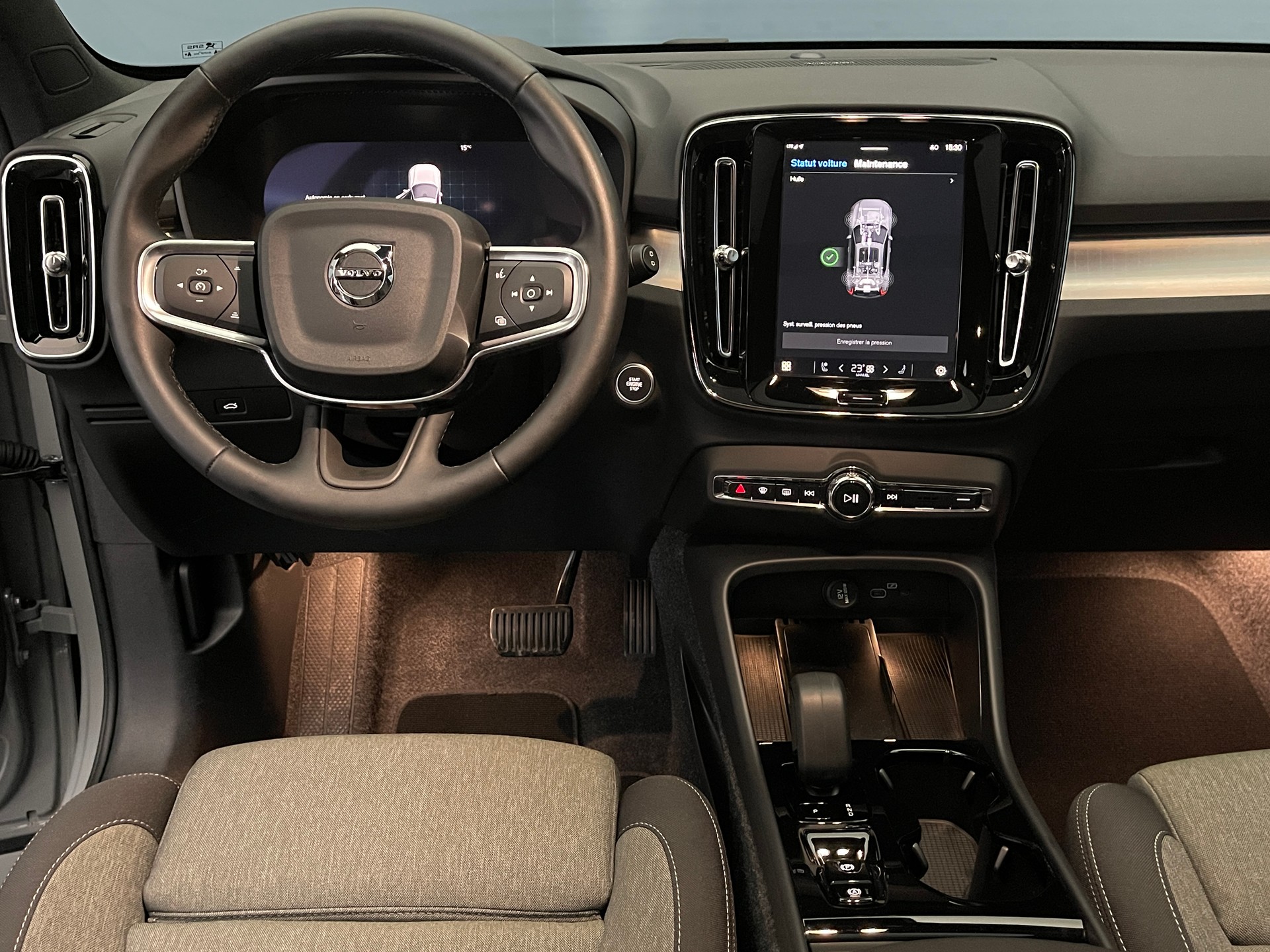 VOLVO XC40 2.0 B3 MH Plus Dark-image-11