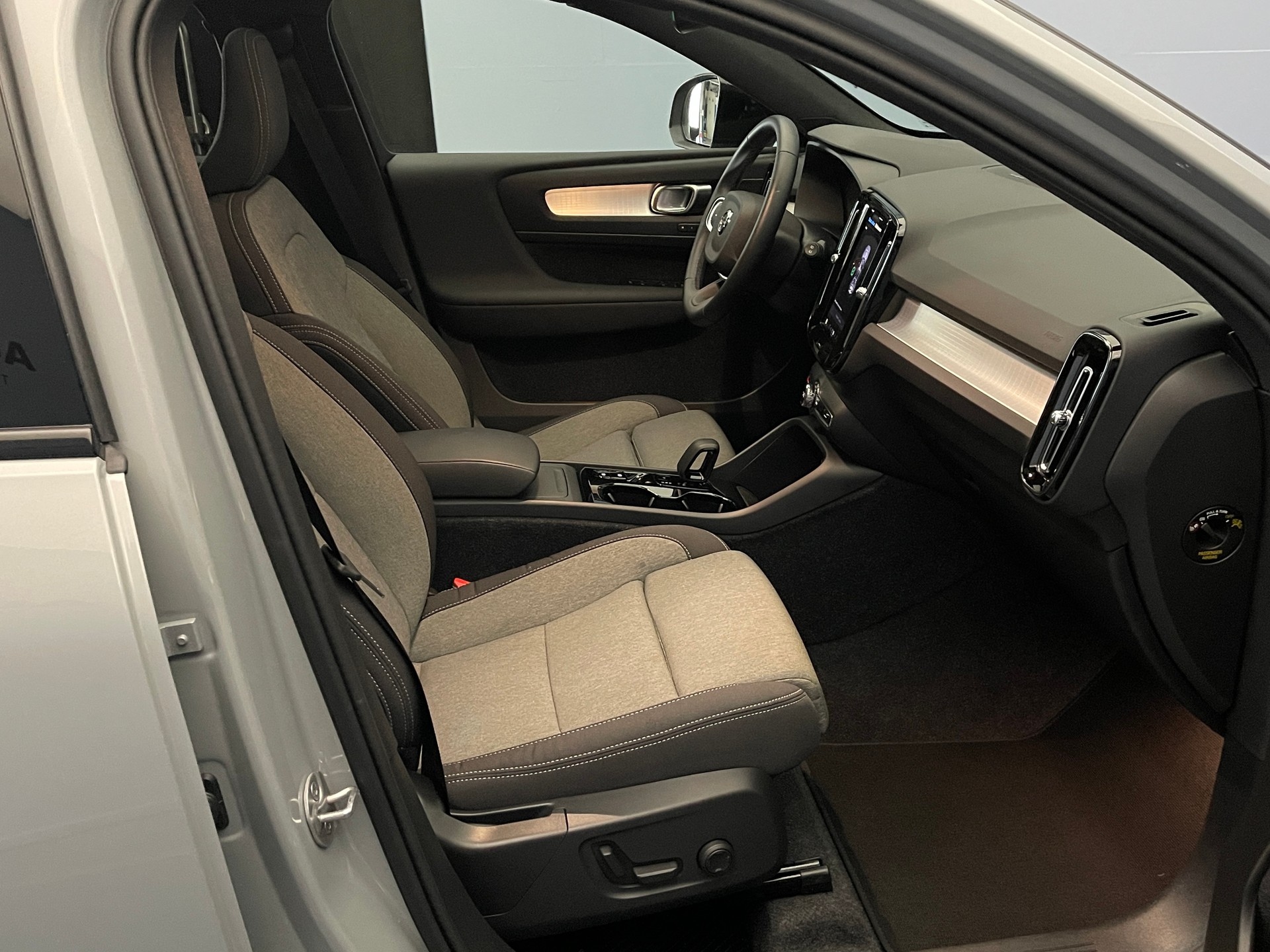 VOLVO XC40 2.0 B3 MH Plus Dark-image-13