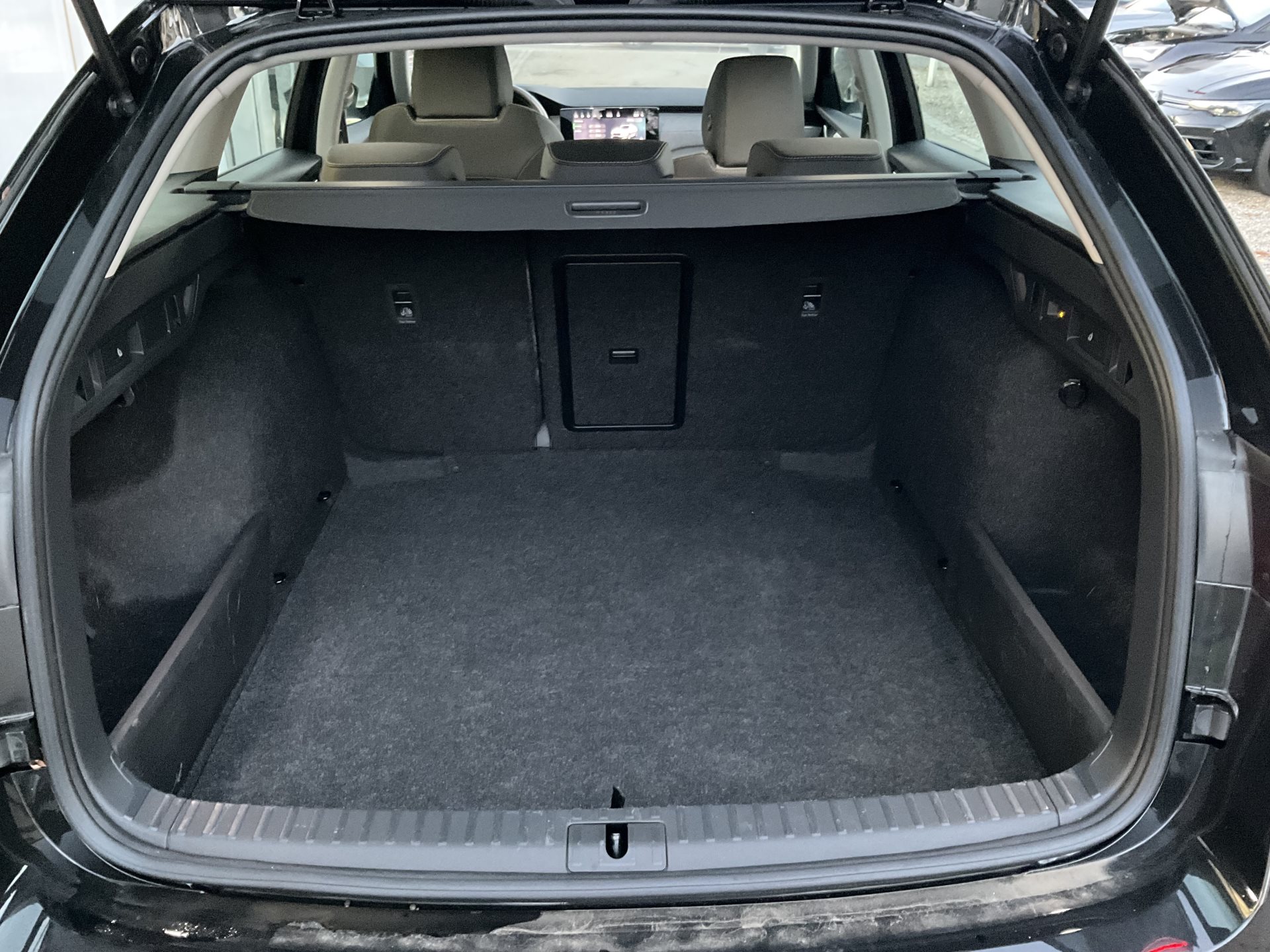 SKODA Octavia Combi 1.5 TSI mHEV 110 kW Selection *** ANHÄNGERKUPPLUNG & PANORAMADACH ***-image-29