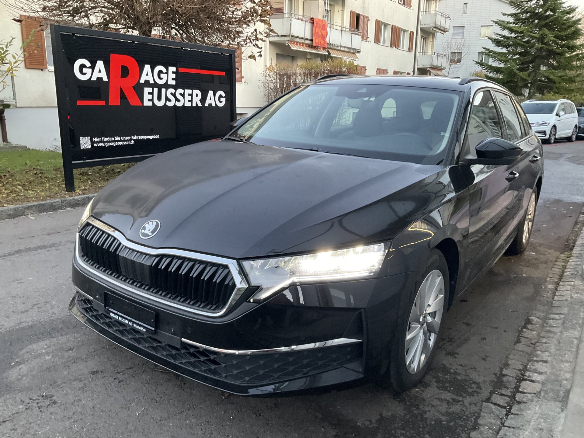 SKODA Octavia Combi 1.5 TSI mHEV 110 kW Selection *** ANHÄNGERKUPPLUNG & PANORAMADACH ***-image-0
