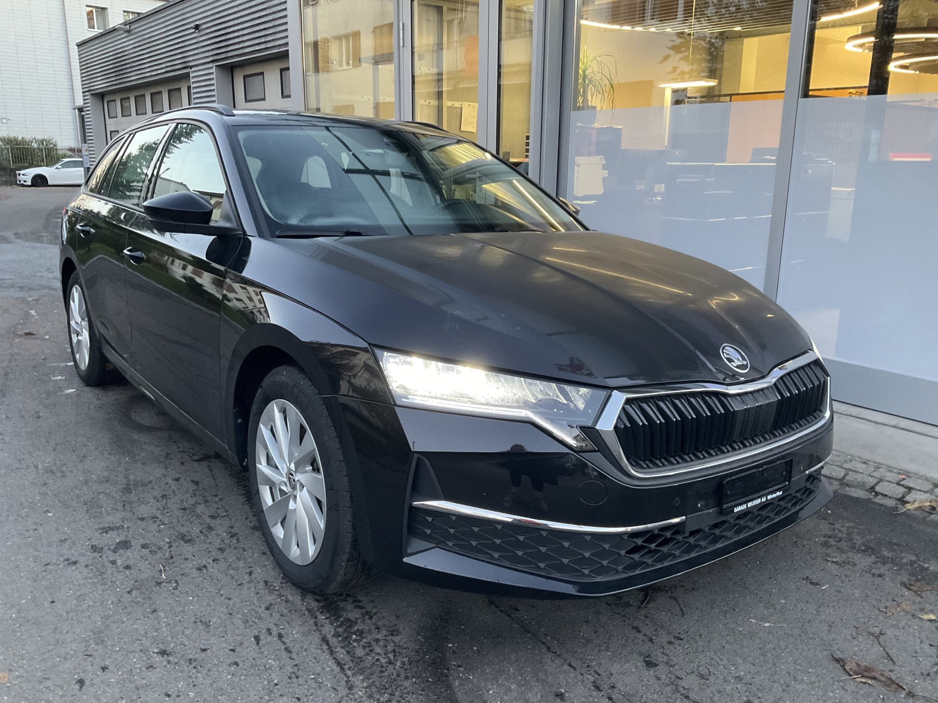 SKODA Octavia Combi 1.5 TSI mHEV 110 kW Selection *** ANHÄNGERKUPPLUNG & PANORAMADACH ***-image-2