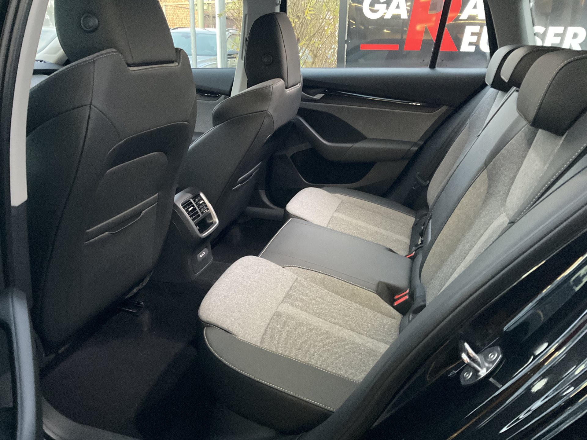 SKODA Octavia Combi 1.5 TSI mHEV 110 kW Selection *** ANHÄNGERKUPPLUNG & PANORAMADACH ***-image-27