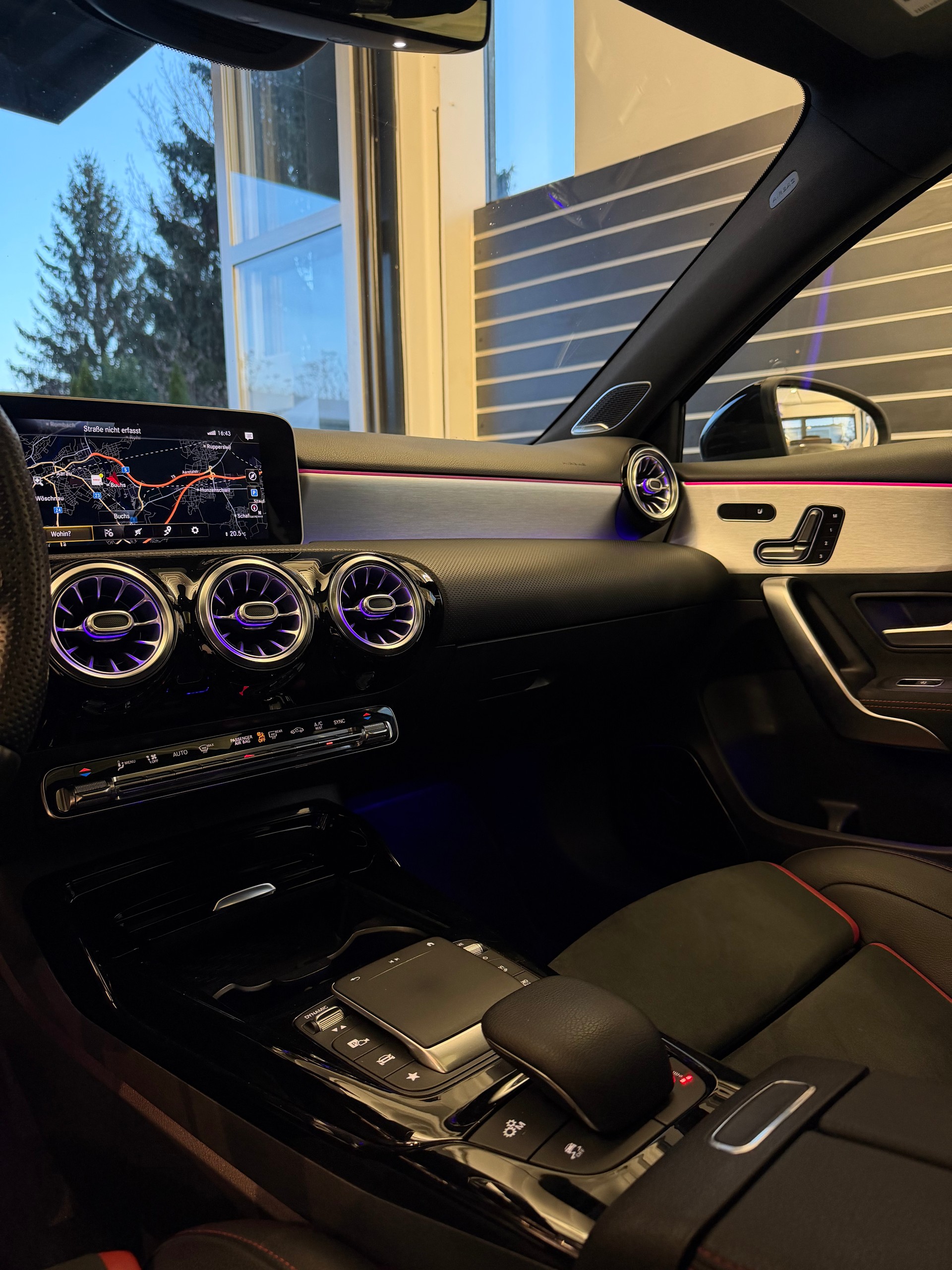 MERCEDES-BENZ A 35 AMG 4Matic Speedshift-image-12