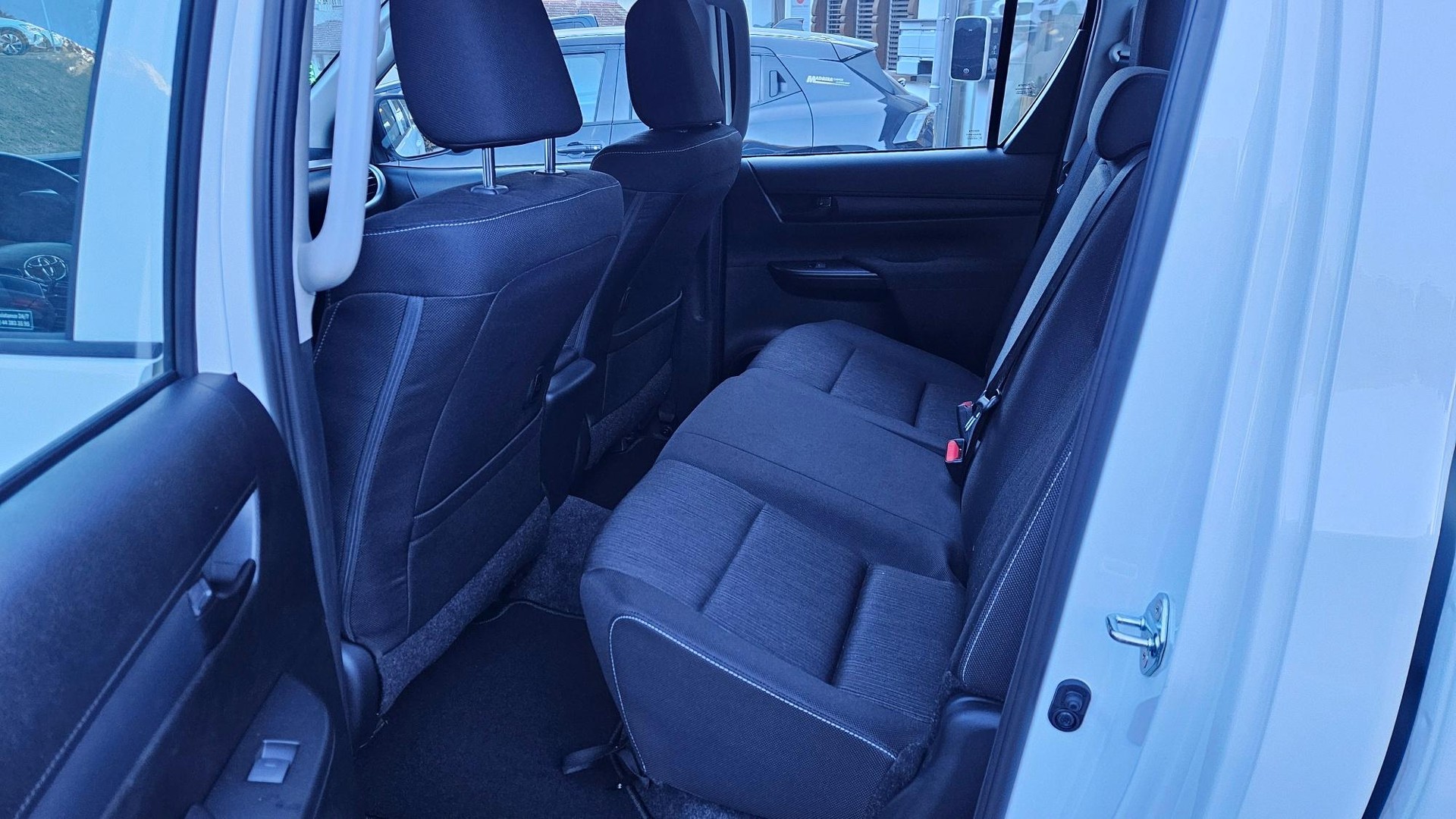 TOYOTA Hilux Double Cab.-Pick-up 2.8 D-4D 204 Comfort-image-5