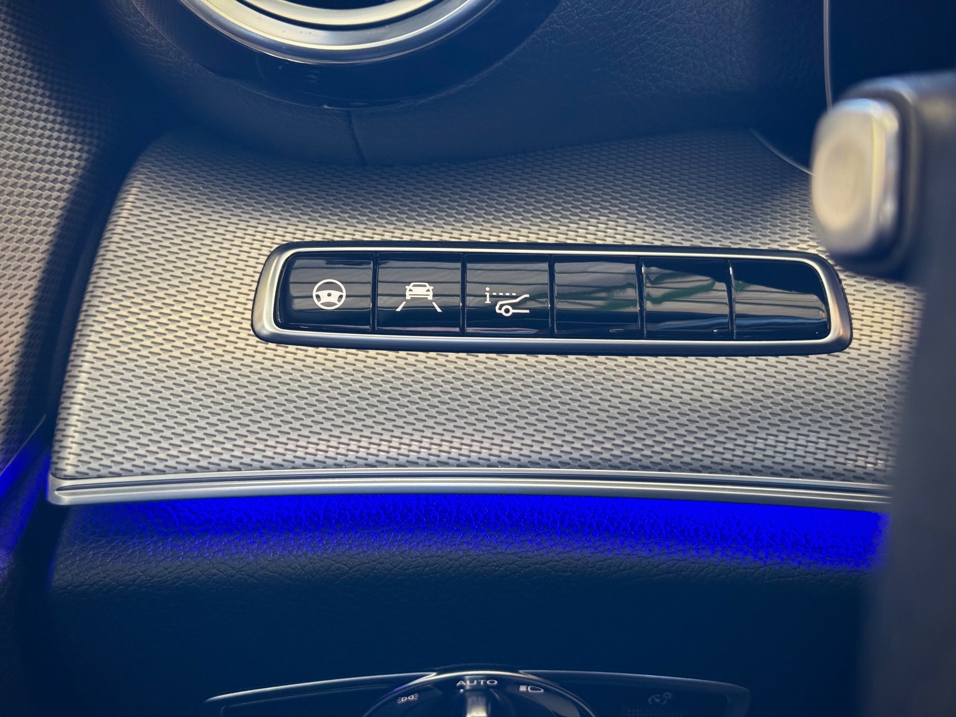 MERCEDES-BENZ E 220 d AMG Line 4Matic 9G-Tronic - Véhicule Suisse (CH)-image-13