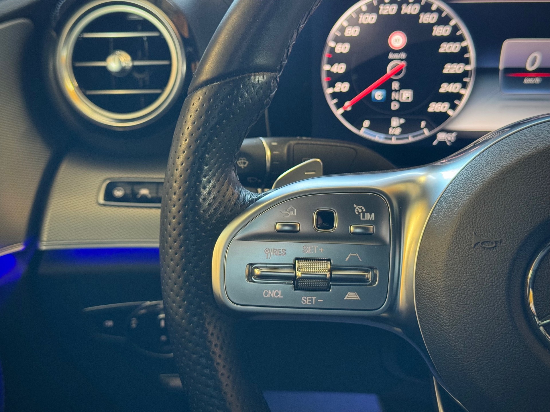 MERCEDES-BENZ E 220 d AMG Line 4Matic 9G-Tronic - Véhicule Suisse (CH)-image-12
