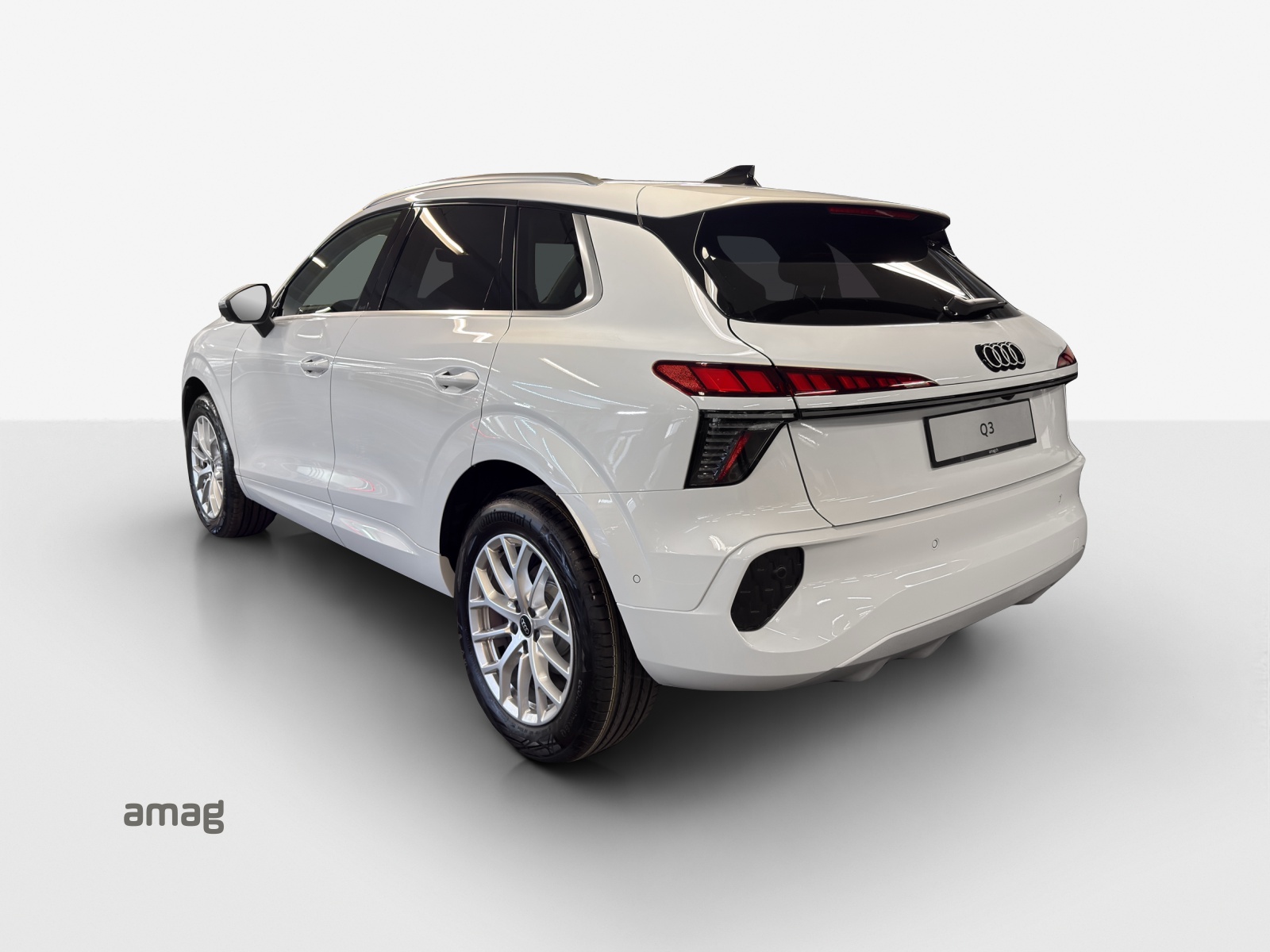 AUDI Q3 SUV 110 kW TFSI S tronic-image-2