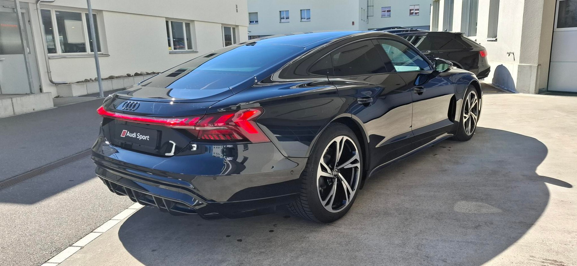 AUDI e-tron GT quattro-image-4