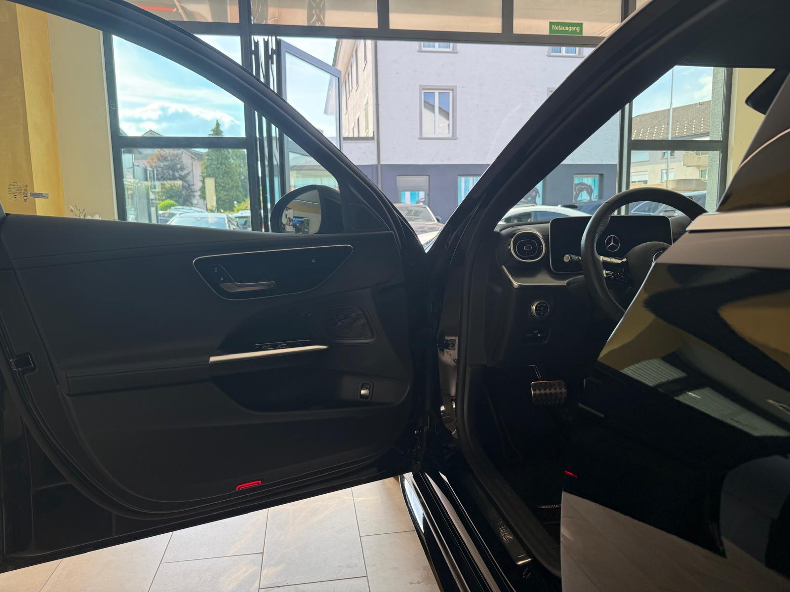 MERCEDES-BENZ C 220 d T AMG Line-image-9