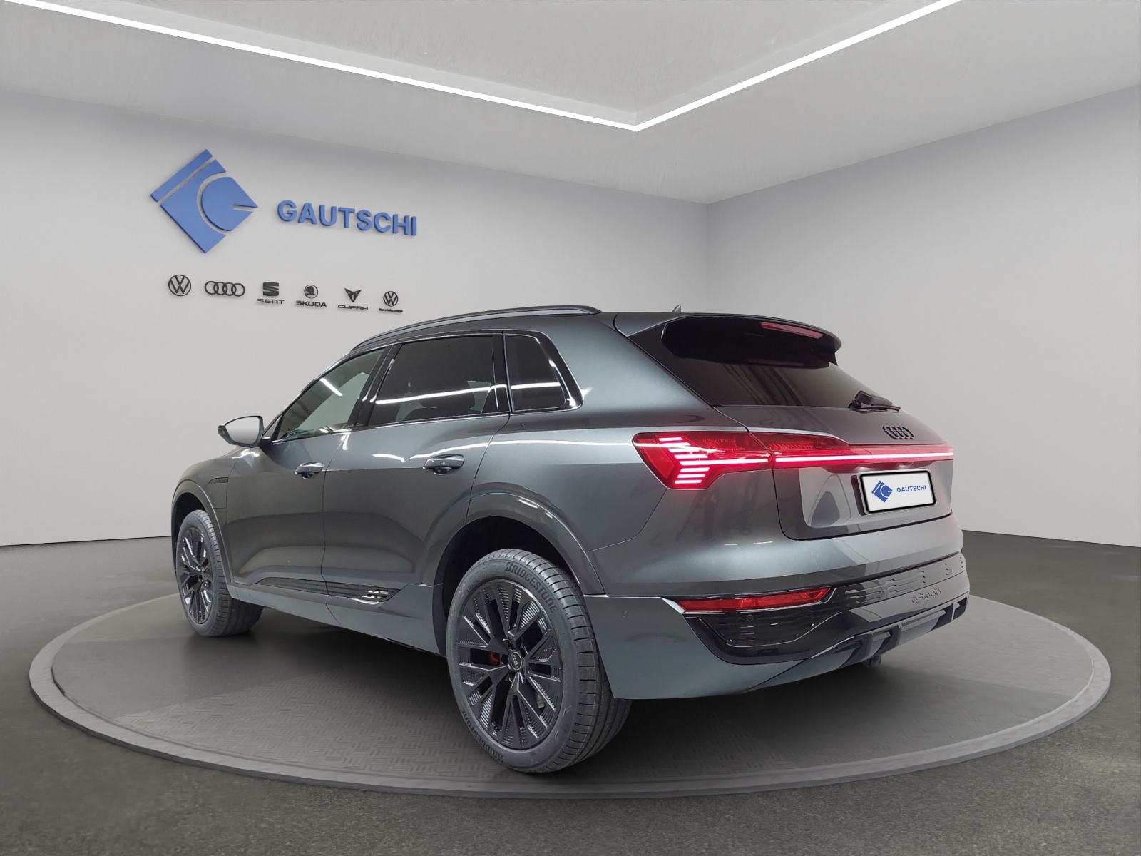 AUDI Q8 50 e-tron Black Edition quattro-image-2