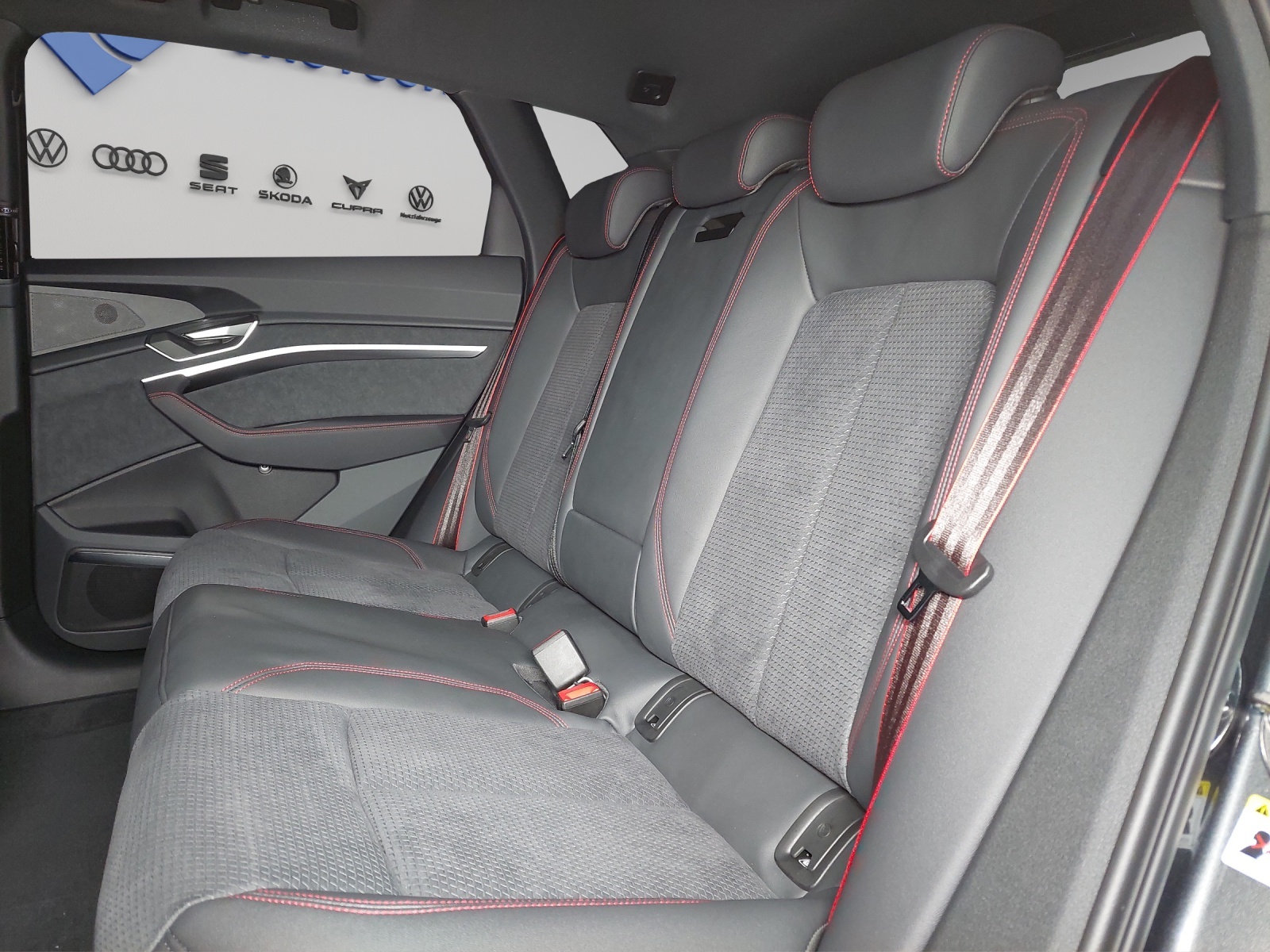 AUDI Q8 50 e-tron Black Edition quattro-image-8