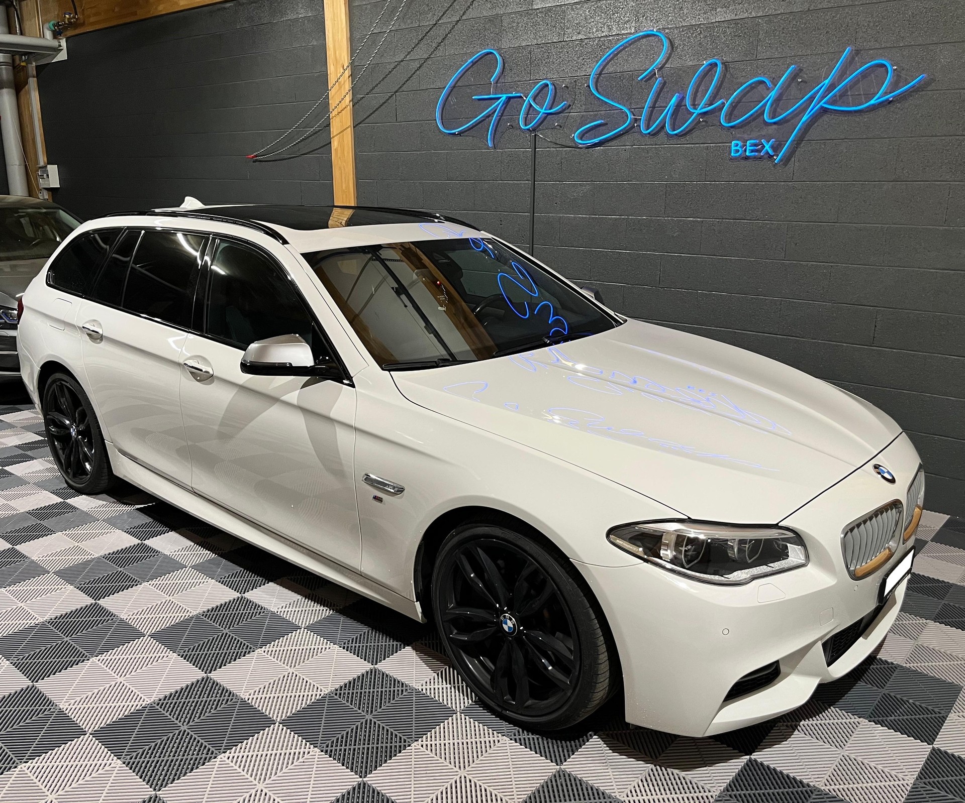 BMW M550d Touring xDrive Steptronic-image-0