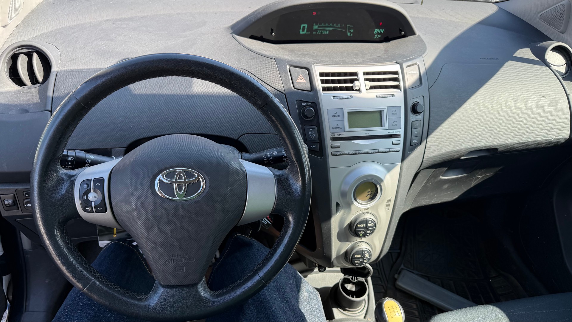 TOYOTA Yaris 1.3 Linea Sol-image-7
