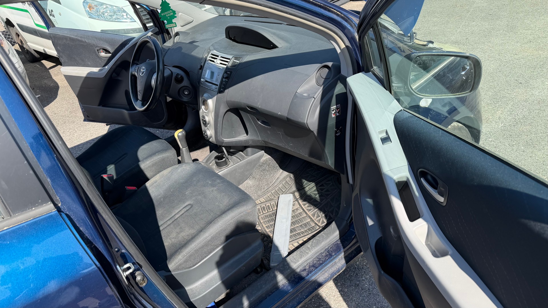 TOYOTA Yaris 1.3 Linea Sol-image-4