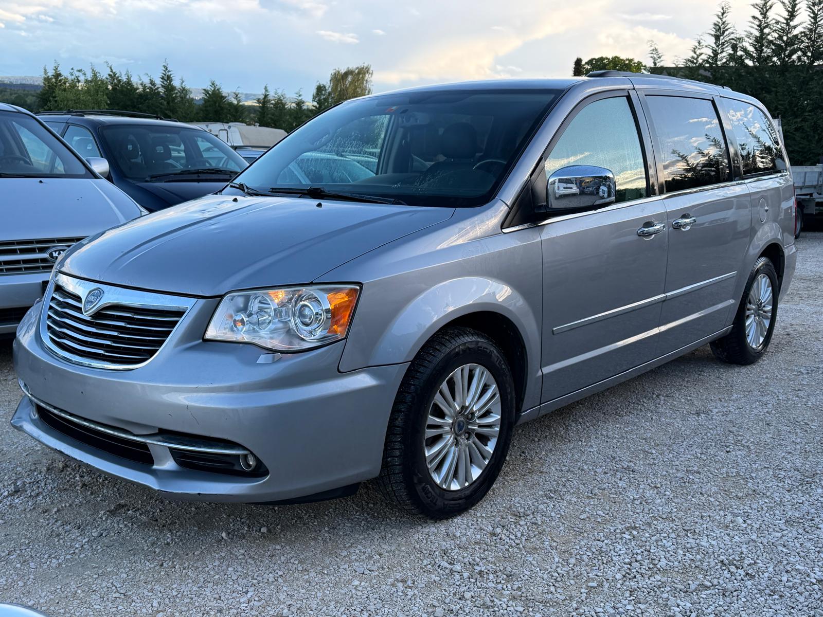 LANCIA Voyager 2.8D Silver Automatic-image-1