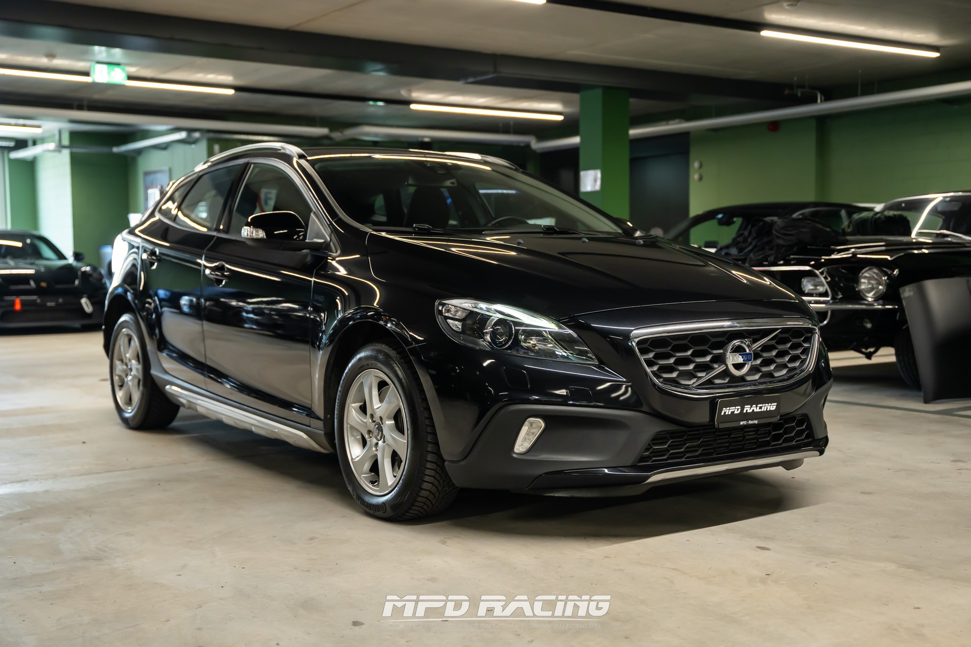 VOLVO V40 Cross Country T4 2.0 AWD Family Ed. Geartr.-image-1