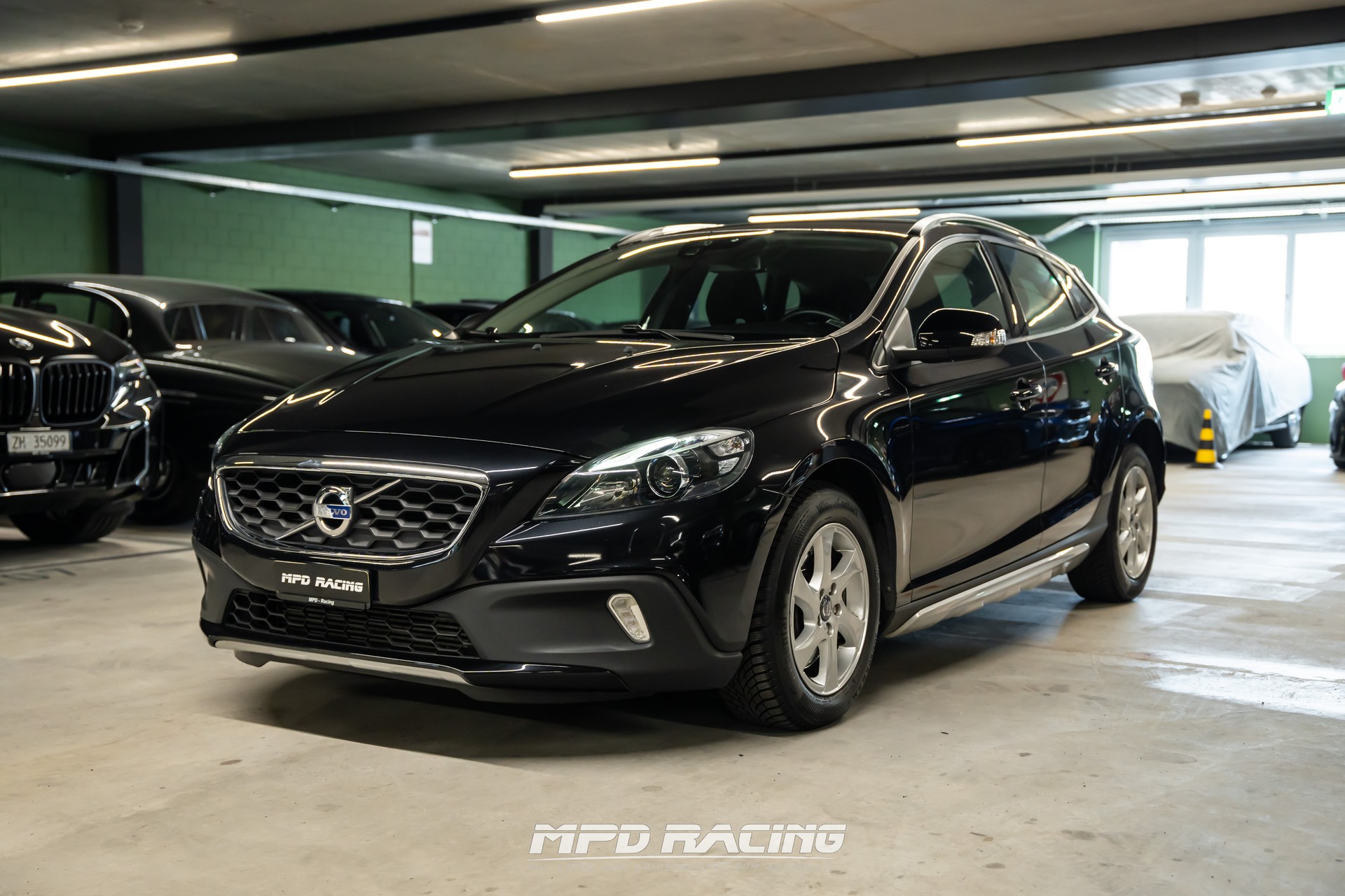 VOLVO V40 Cross Country T4 2.0 AWD Family Ed. Geartr.-image-0