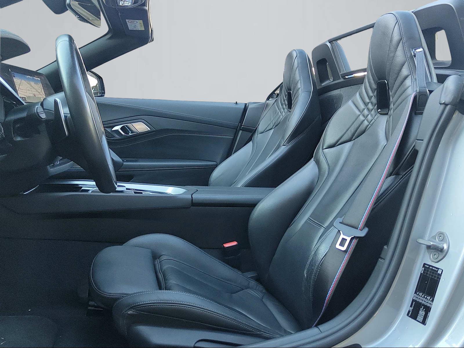 BMW Z4 M40i-showroom-element-2