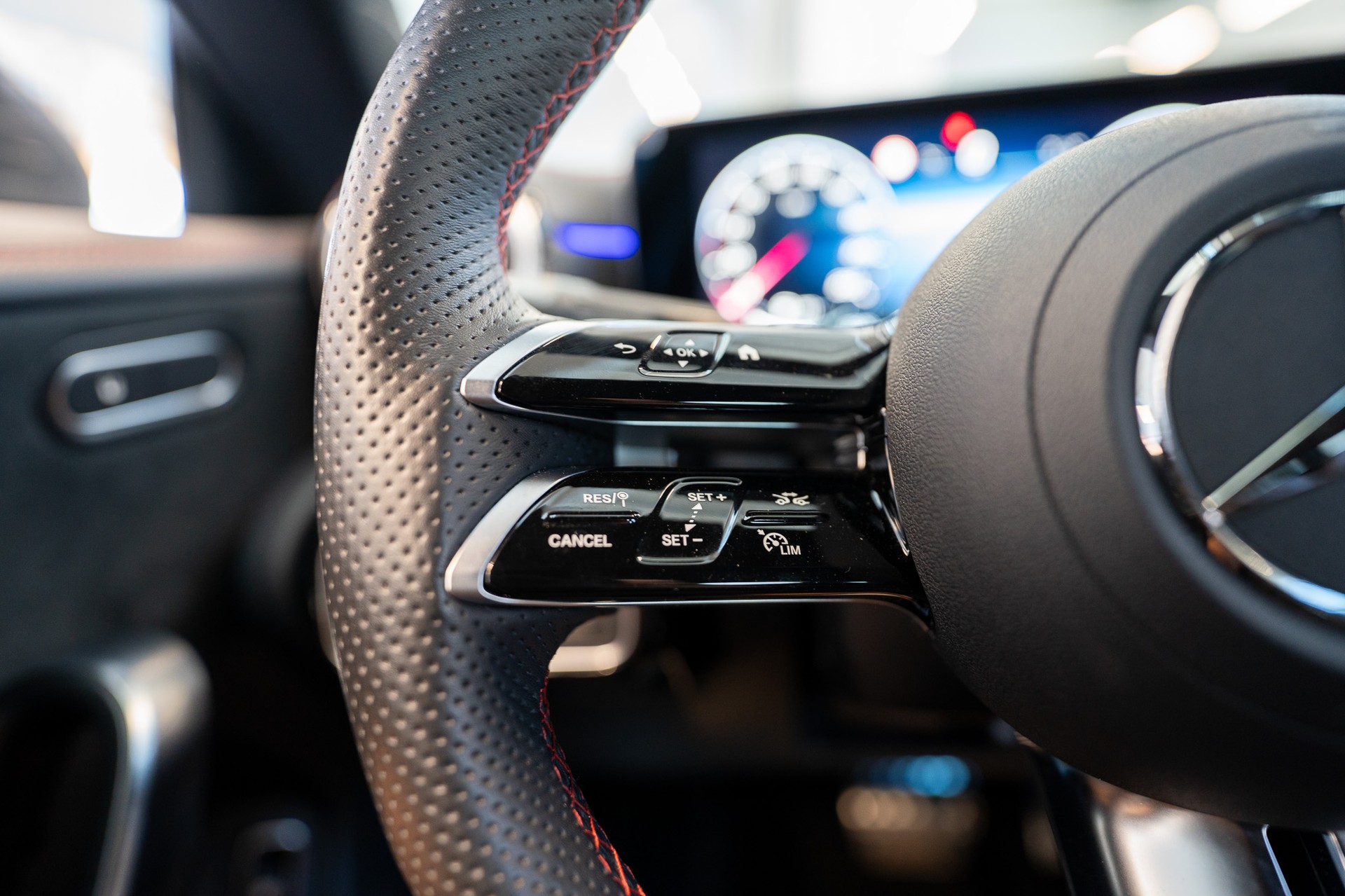 MERCEDES-BENZ CLA 200 AMG Line / Facelift / Rückfahrkamera / Ambientebeleuchtung-image-17
