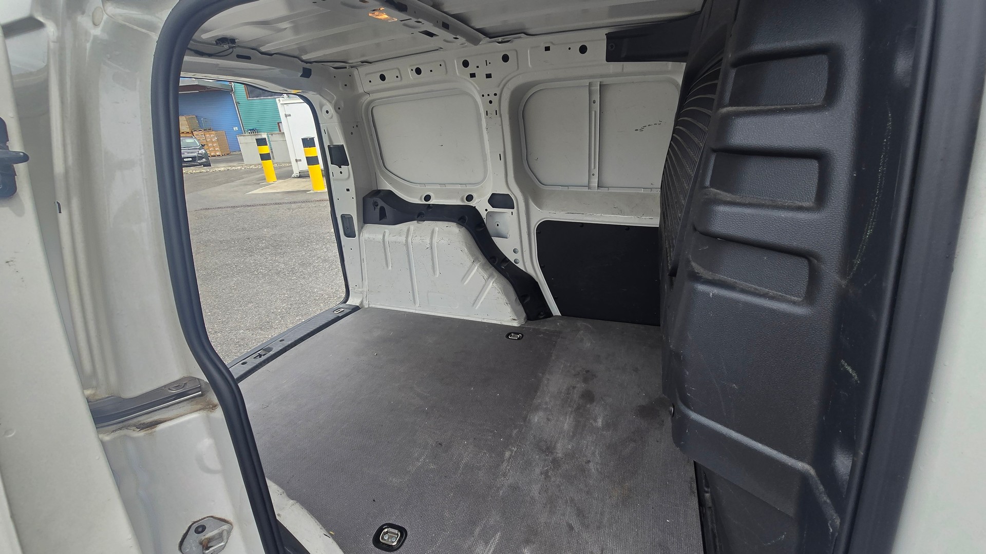 VW Caddy Cargo 2.0TDI-image-8