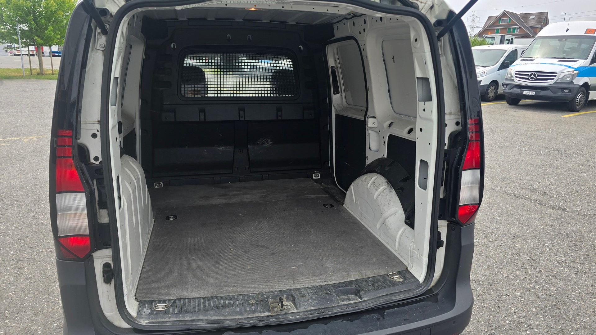 VW Caddy Cargo 2.0TDI-image-7