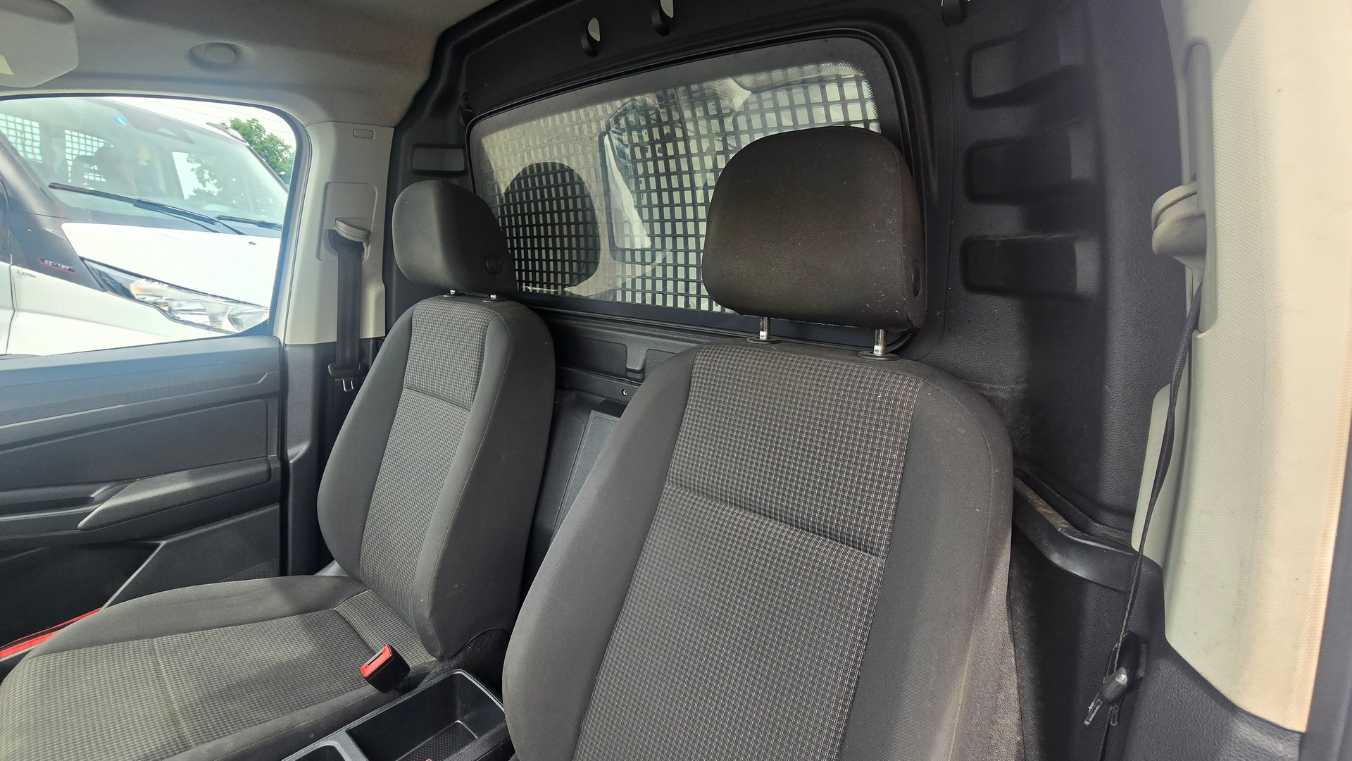 VW Caddy Cargo 2.0TDI-image-11