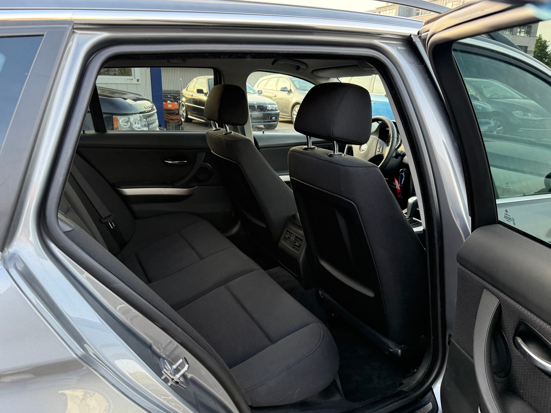 BMW 325i Touring Steptronic / Frisch ab MFK & Service / 1.Hand von Senior / Facelift / KM GARANTIERT!-image-9