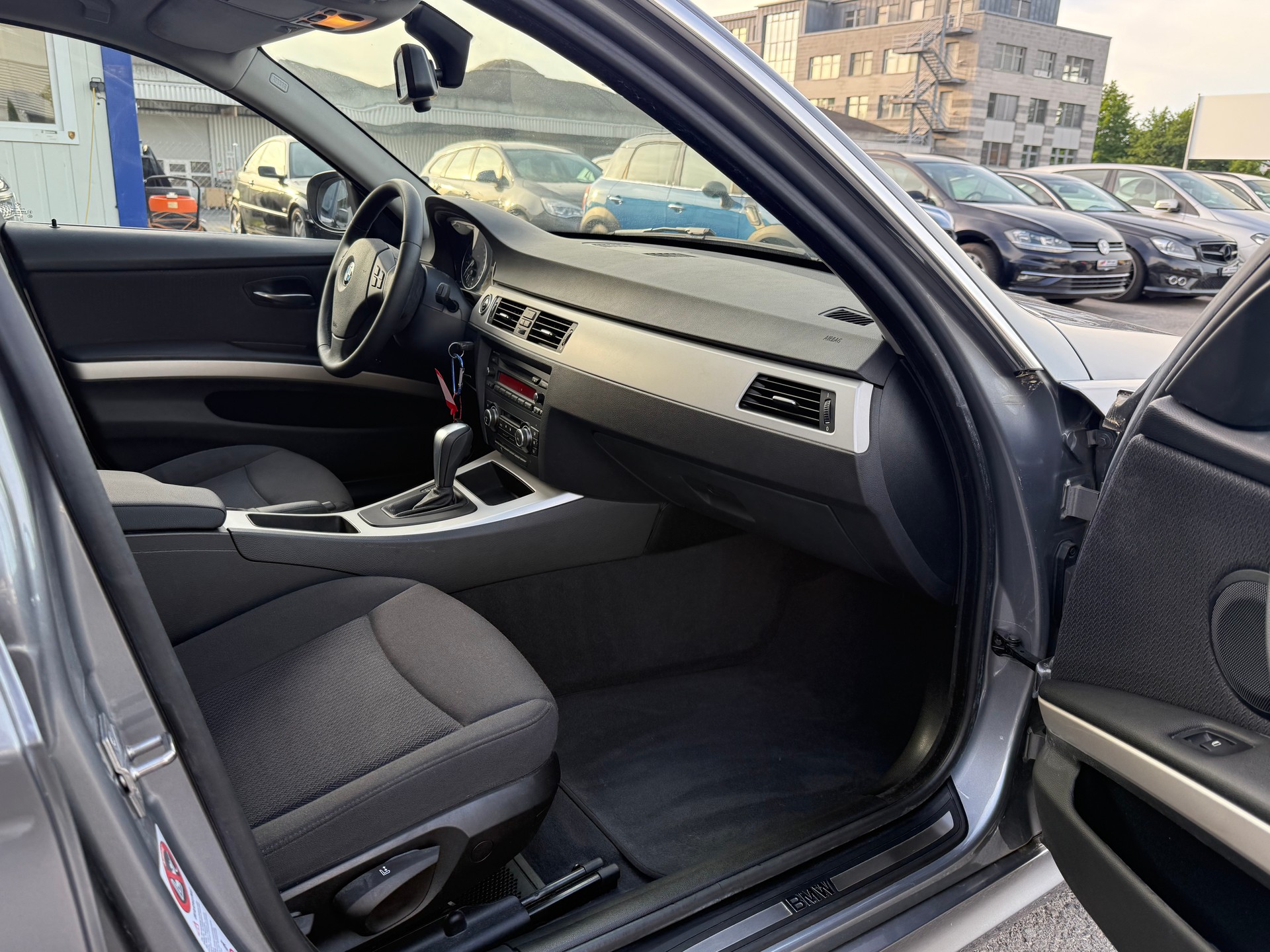 BMW 325i Touring Steptronic / Frisch ab MFK & Service / 1.Hand von Senior / Facelift / KM GARANTIERT!-image-6