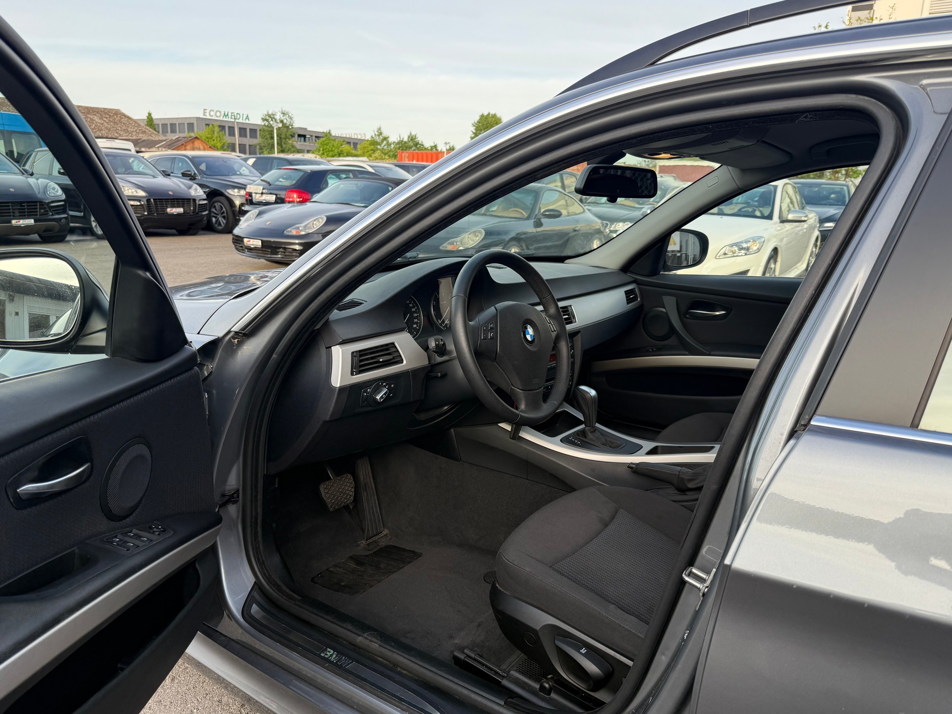 BMW 325i Touring Steptronic / Frisch ab MFK & Service / 1.Hand von Senior / Facelift / KM GARANTIERT!-image-8