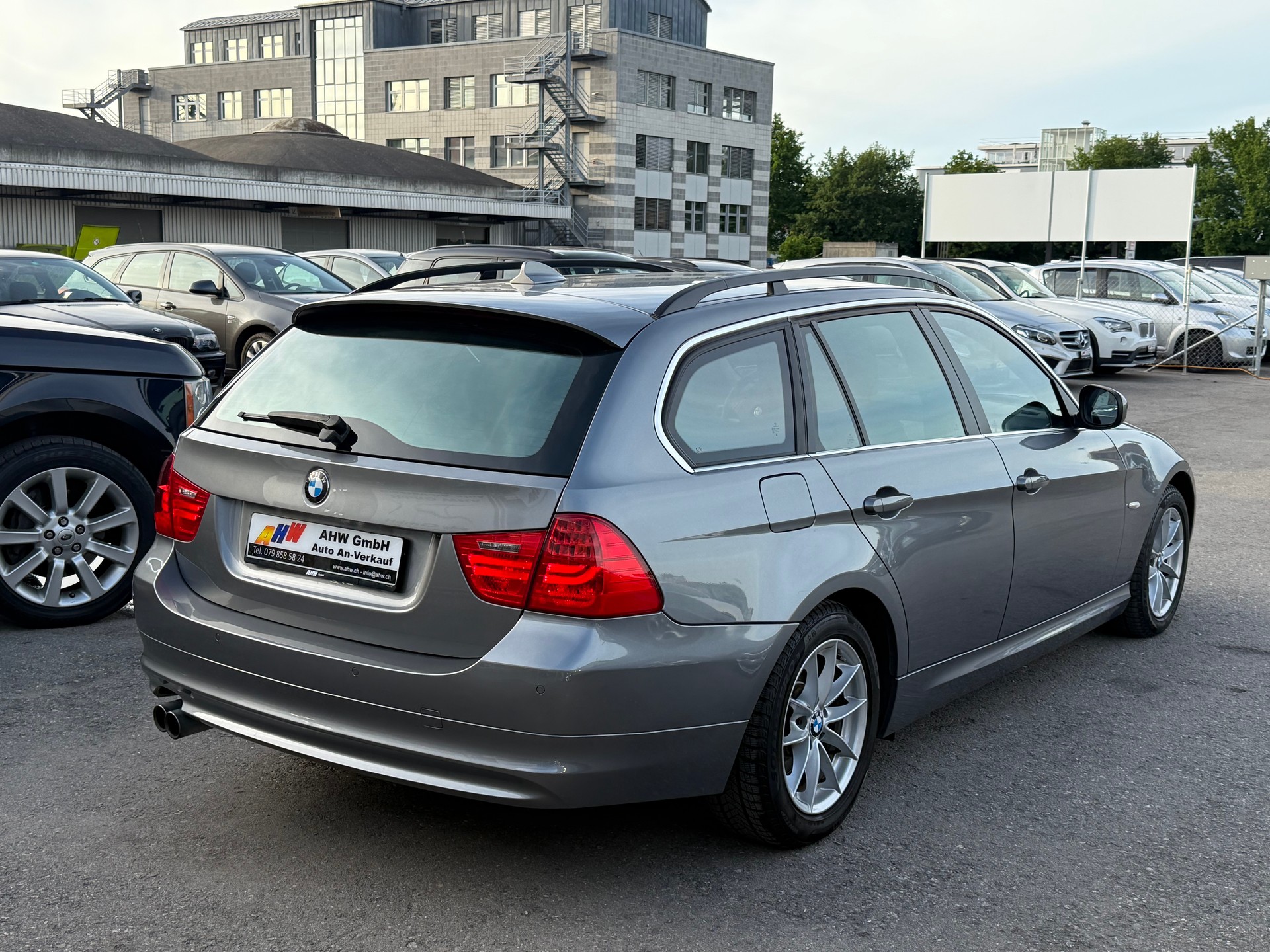 BMW 325i Touring Steptronic / Frisch ab MFK & Service / 1.Hand von Senior / Facelift / KM GARANTIERT!-image-3