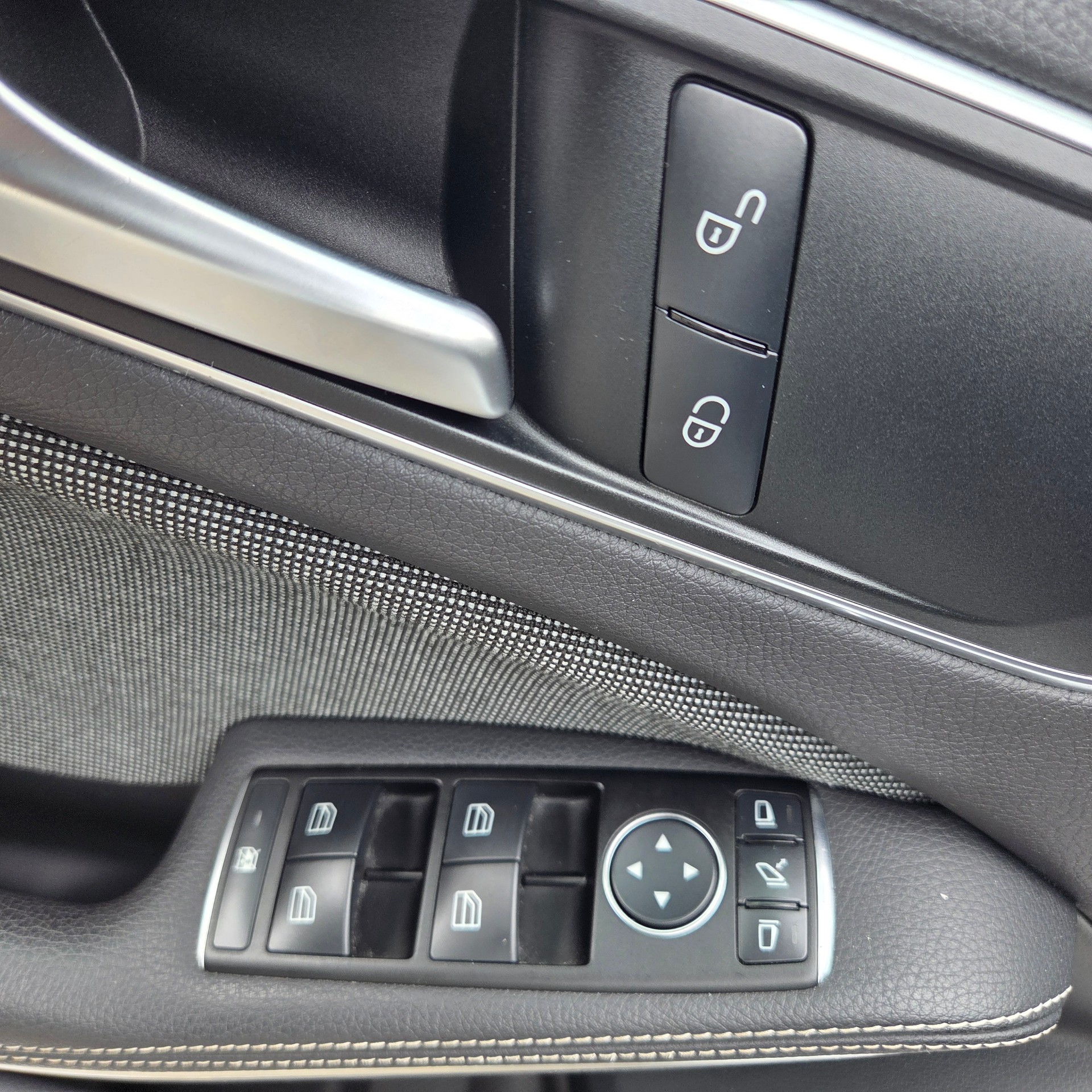 MERCEDES-BENZ A 180 Style 7G-DCT-image-15