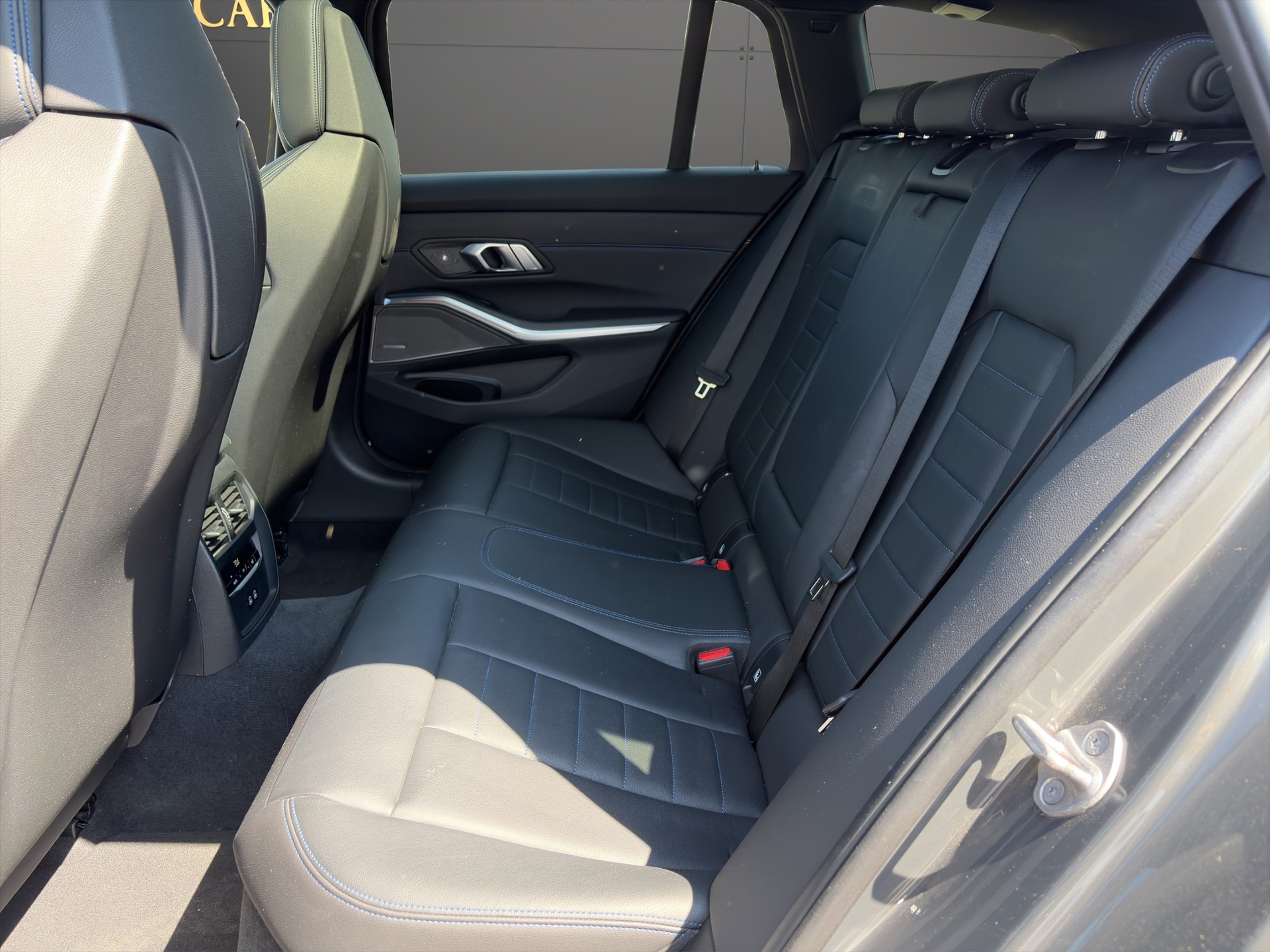 BMW 320d xDrive 48V Touring M Sport Steptronic-image-17