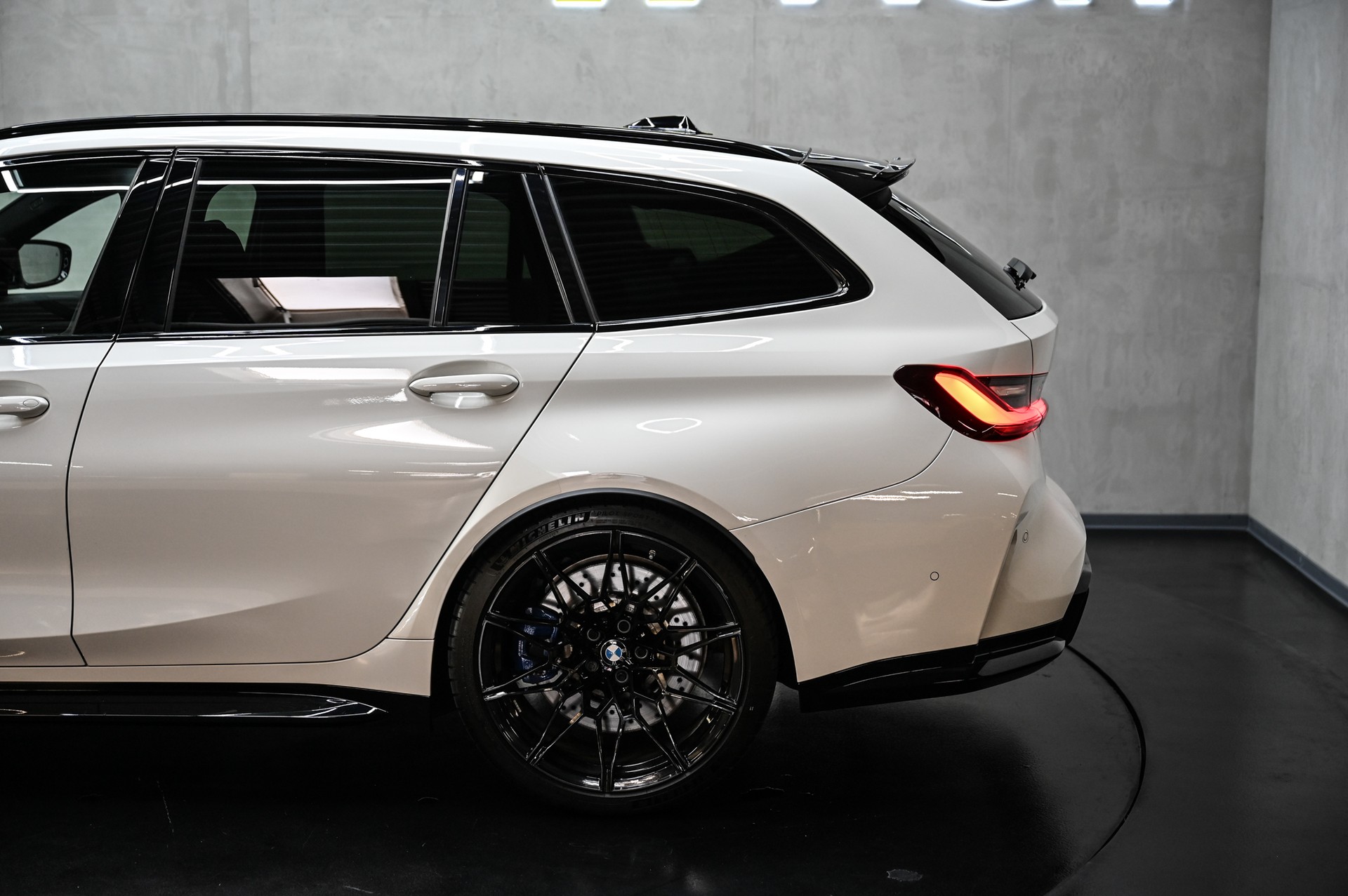 BMW M3 Competition xDrive Touring-image-15