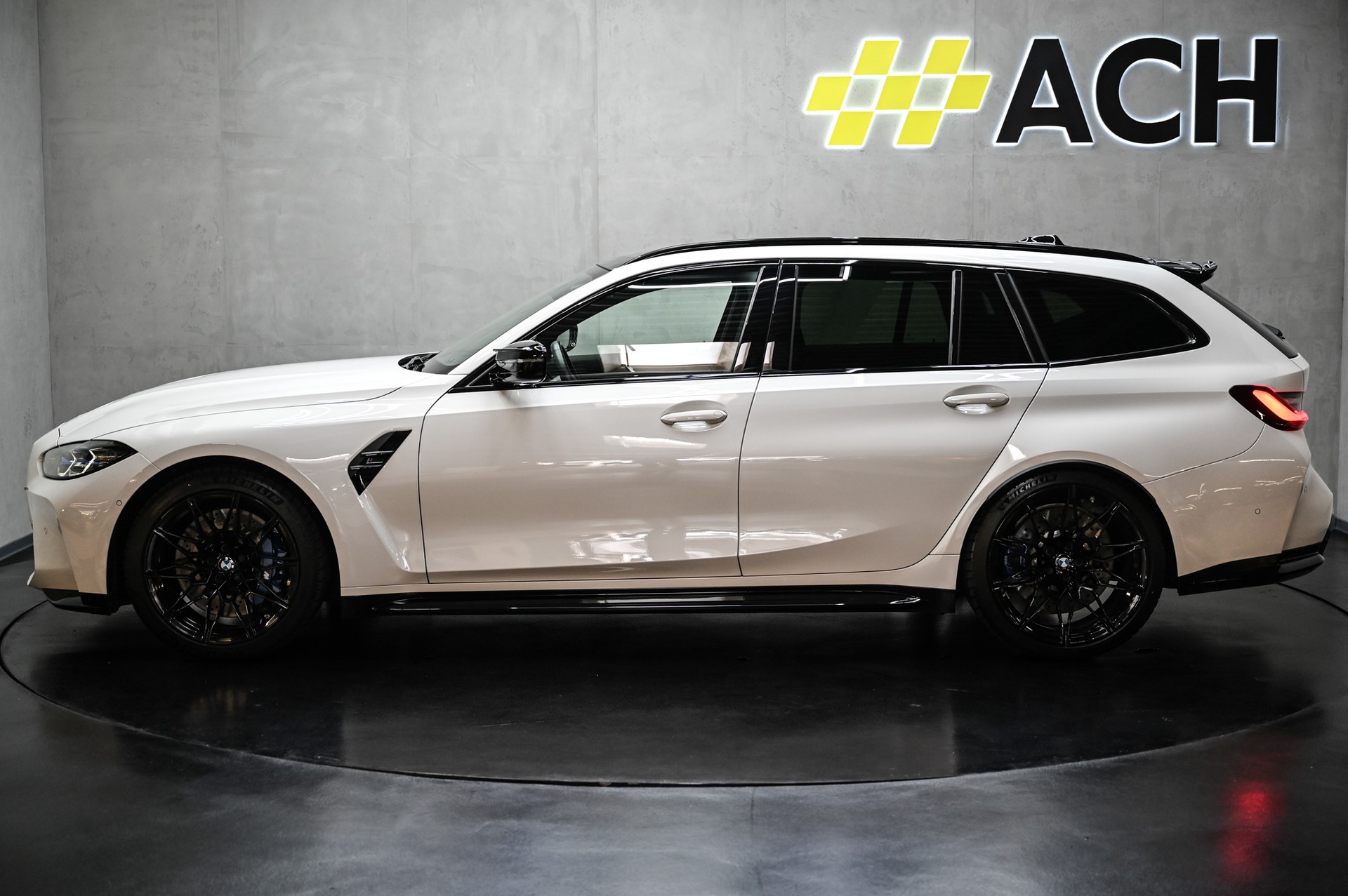 BMW M3 Competition xDrive Touring-image-7