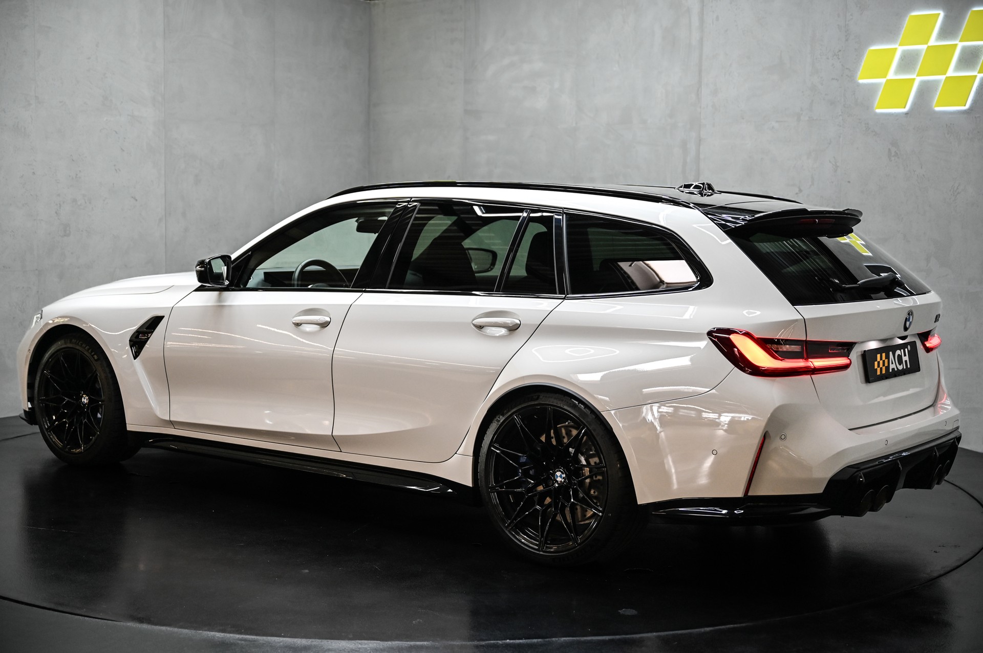 BMW M3 Competition xDrive Touring-image-6