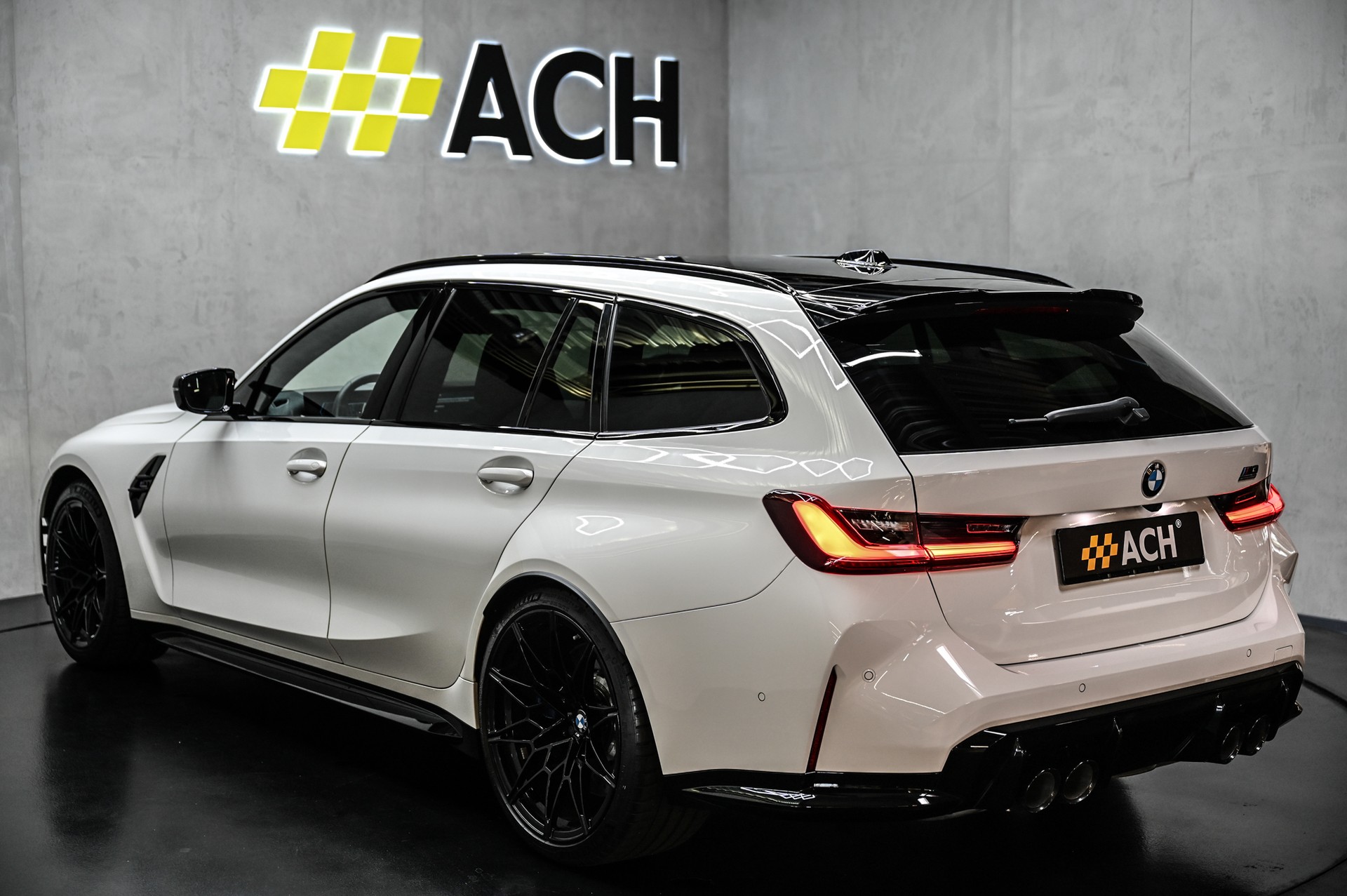 BMW M3 Competition xDrive Touring-showroom-element-3